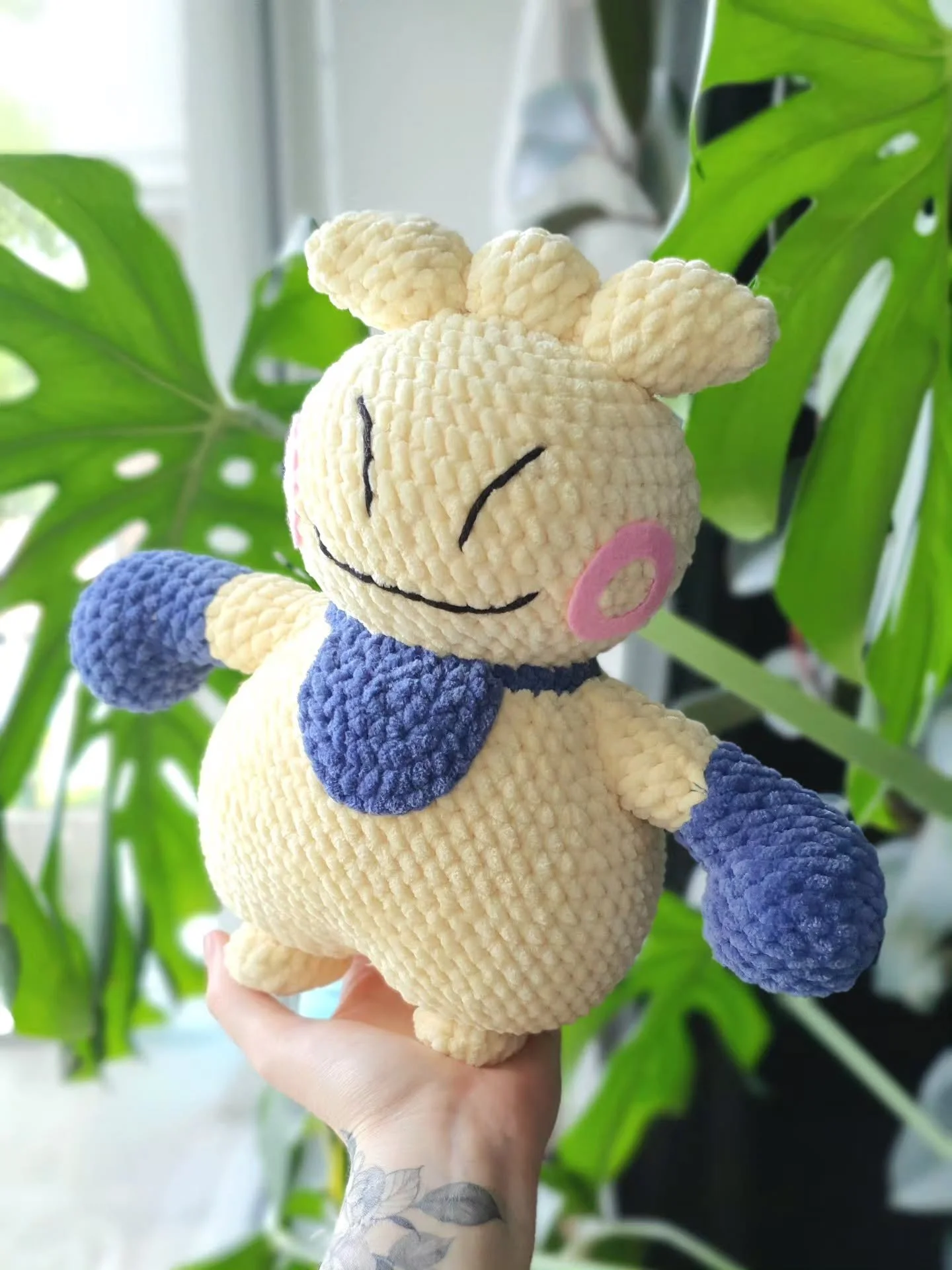 It actually took me like five attempts to make his little circle cheeks 😅 I tried embroidering them, crocheting them, but it all looked weird so I ended up using felt instead 😅 I thought I was making my life easier cause it looked difficult to cut,