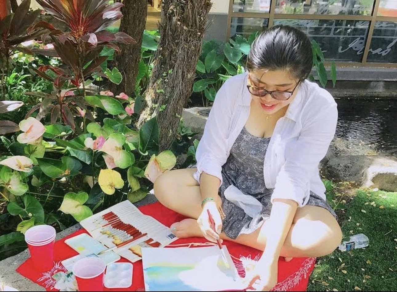 Jessica painting at the International Market Place in Honolulu