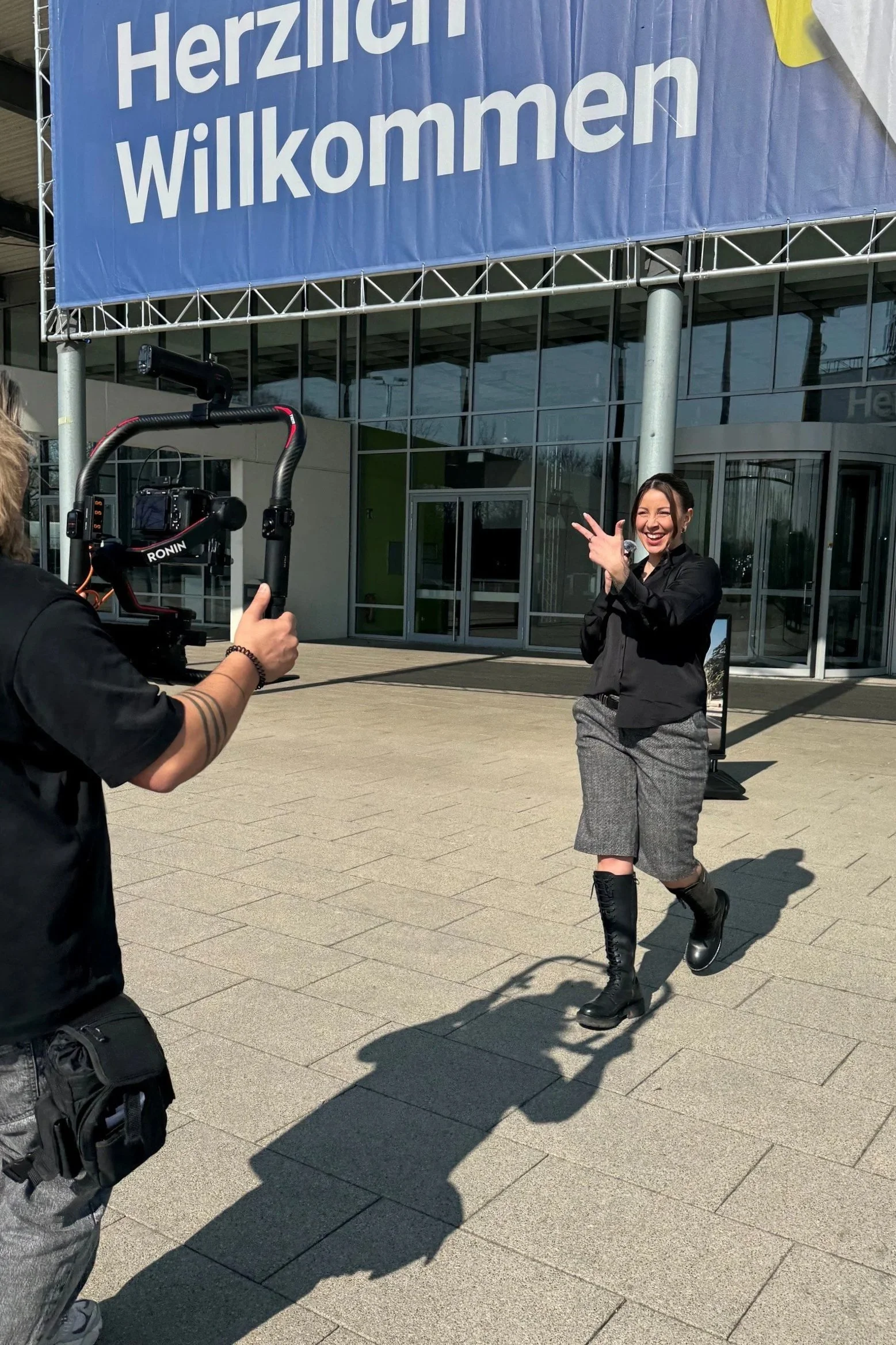 Jasmin Kleespies ist bei der Arbeit am Filmset zu sehen. Sie moderiert eine Veranstaltung in Augsburg.
