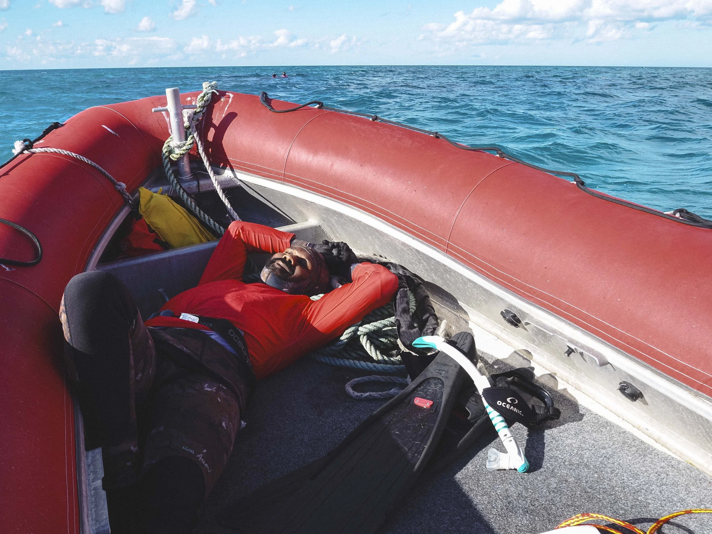  A full day of working in the water can be exhausting. Support tenders provide the perfect platform to rest and recharge between dive sessions. 