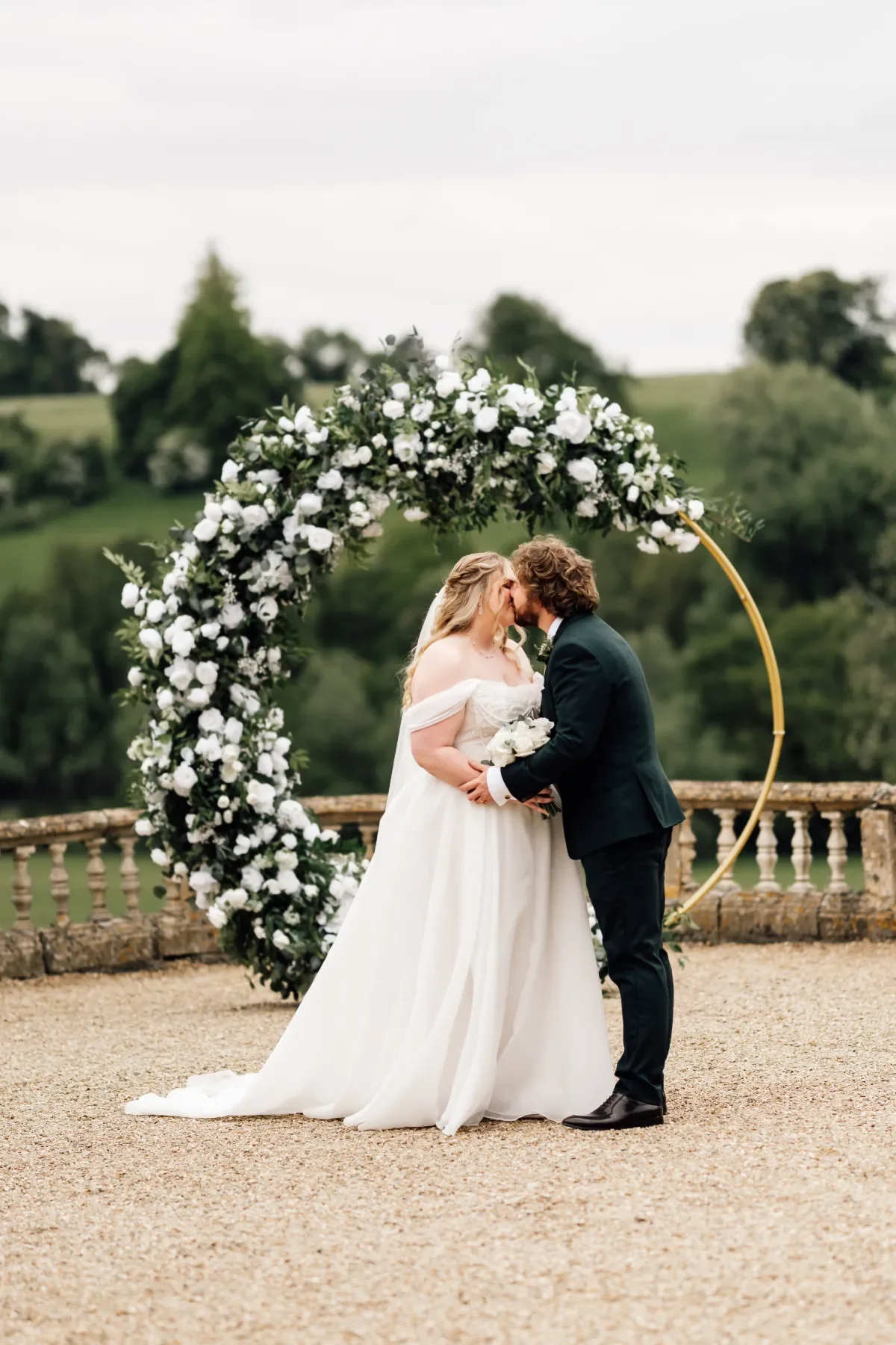 wedding-styling-streamers-02.webp