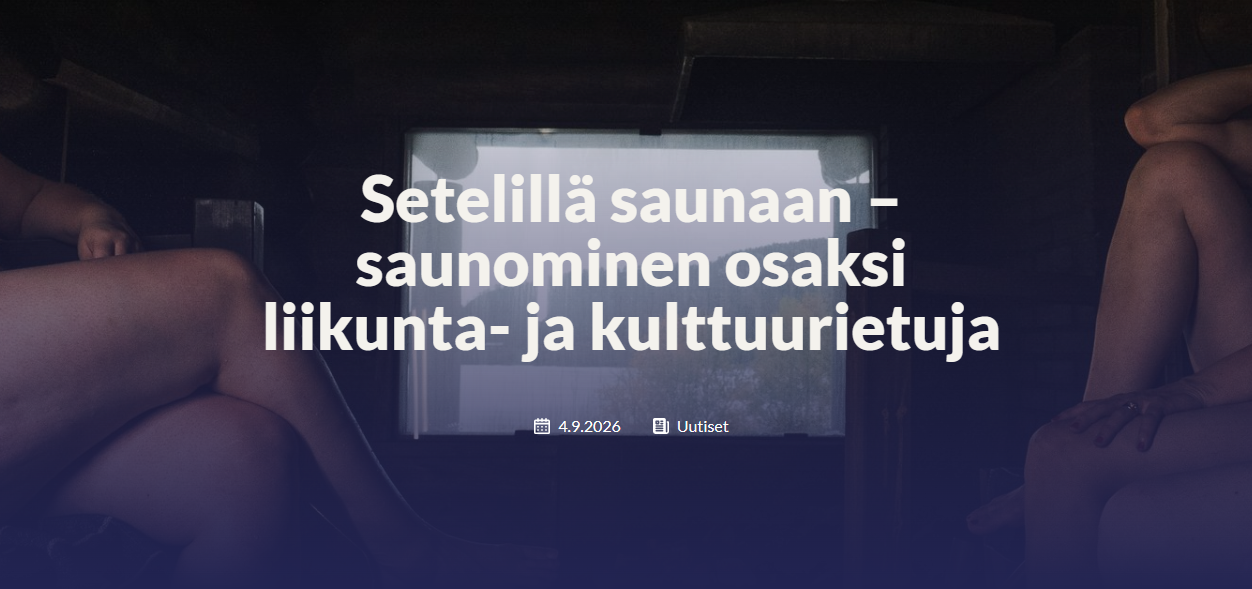 Nuori nainen ja nuori mies saunassa istumassa lauteilla, metallinen saunaovi taustalla, yön aika.
