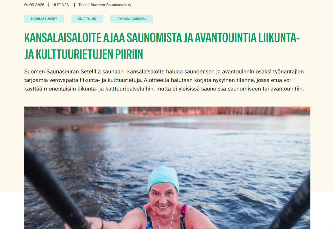 Nainen laiturin portaissa katsoo hymyillen kameraan.