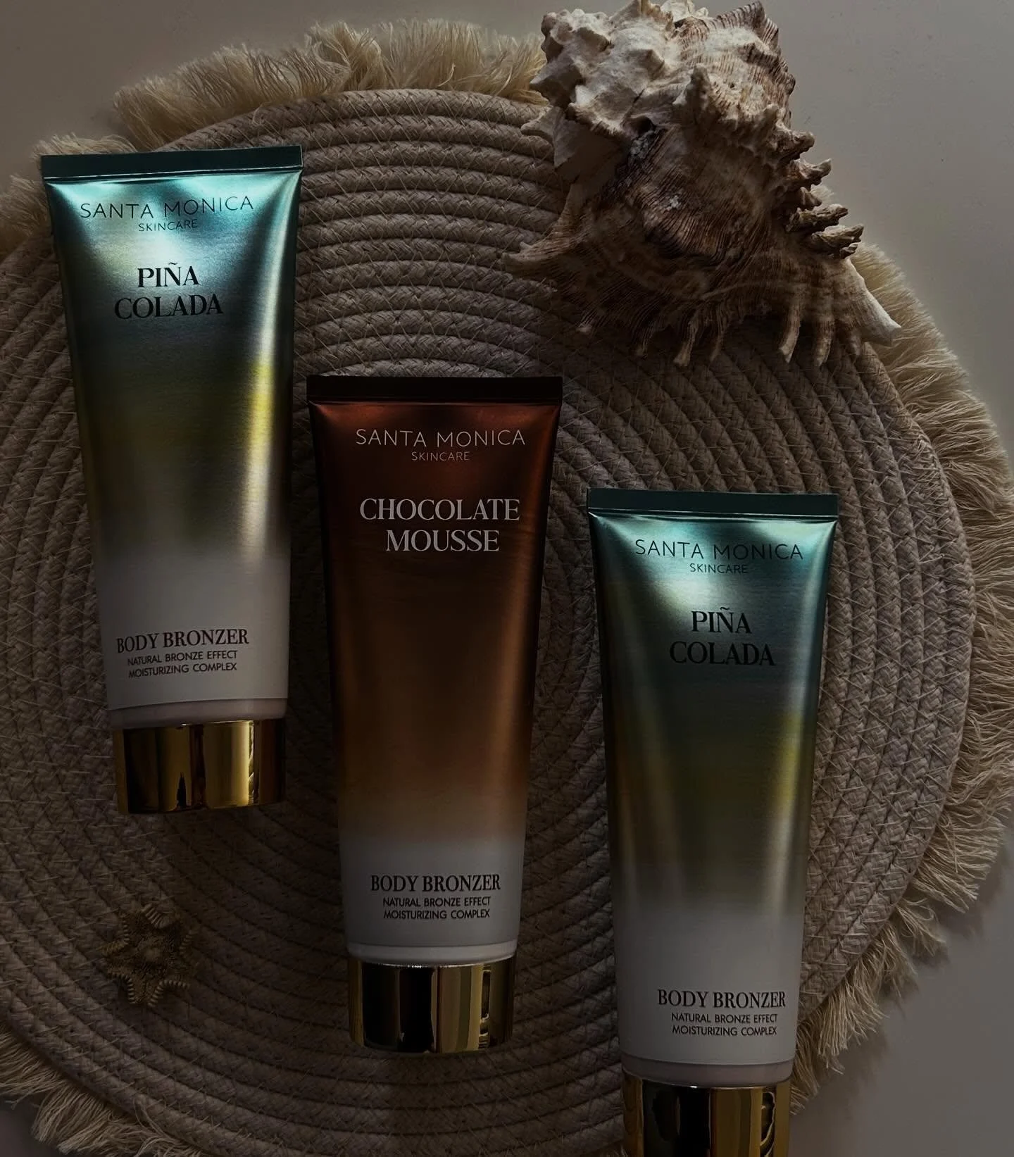 La nuova linea di skincare SANTA MONICA
coniuga la prassi quotidiane dell&rsquo;utilizzo di una
crema idratante con i vantaggi derivanti da
ingredienti dedicati al raggiungiento di un
effetto abbronzato della pelle.
ingredienti idratanti contententi 