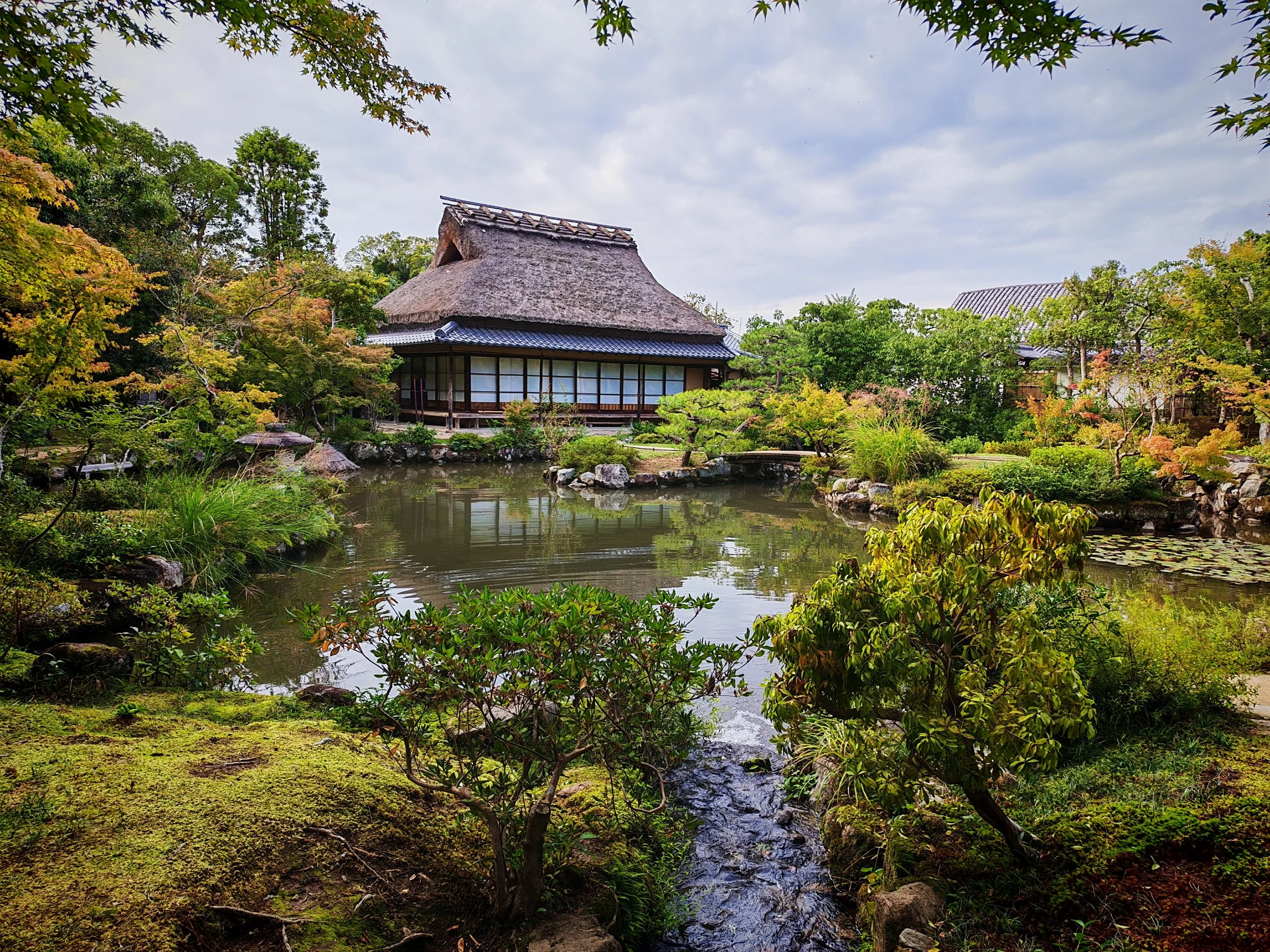 Tradicionális japán tájkert tavakkal és zöldellő fás parkkal Narában (Isuien Garden)