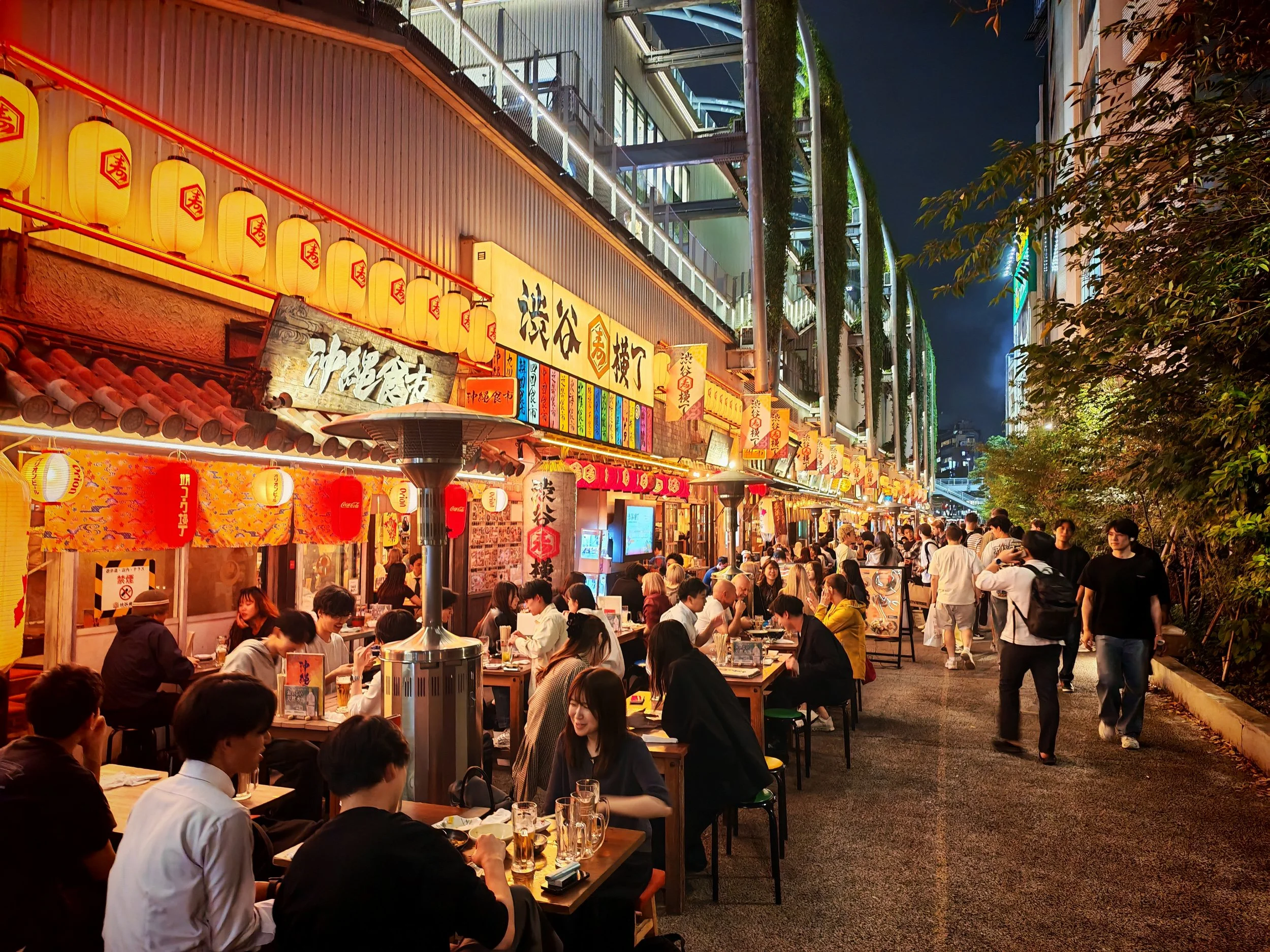 Shibuya szűk, lampionokkal megvilágított izakaya utcája (Nonbei Yokocho) Tokióban
