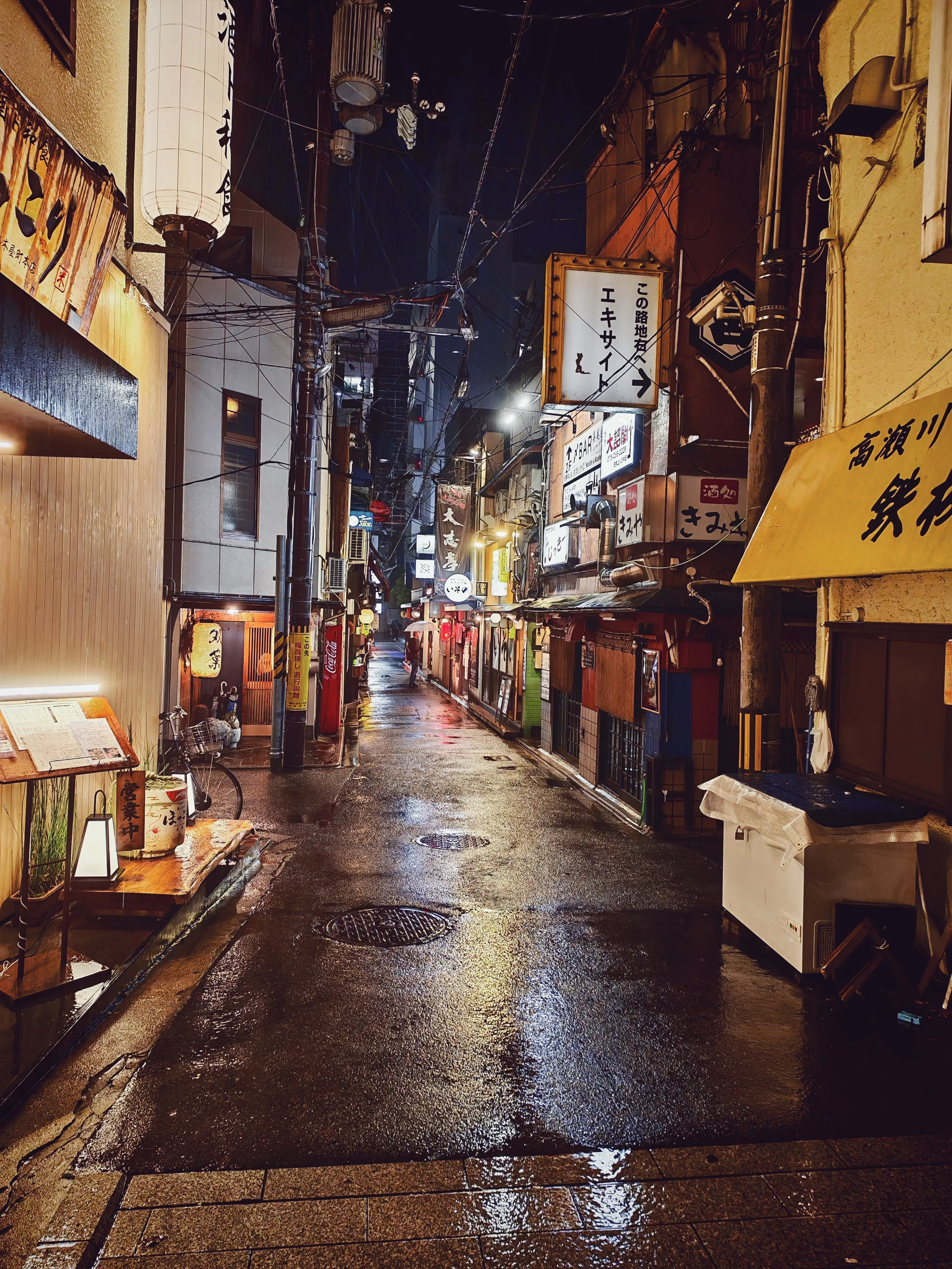 Esős hangulatos japán utca kiotói stílusú lámpásokkal és neonfeliratokkal