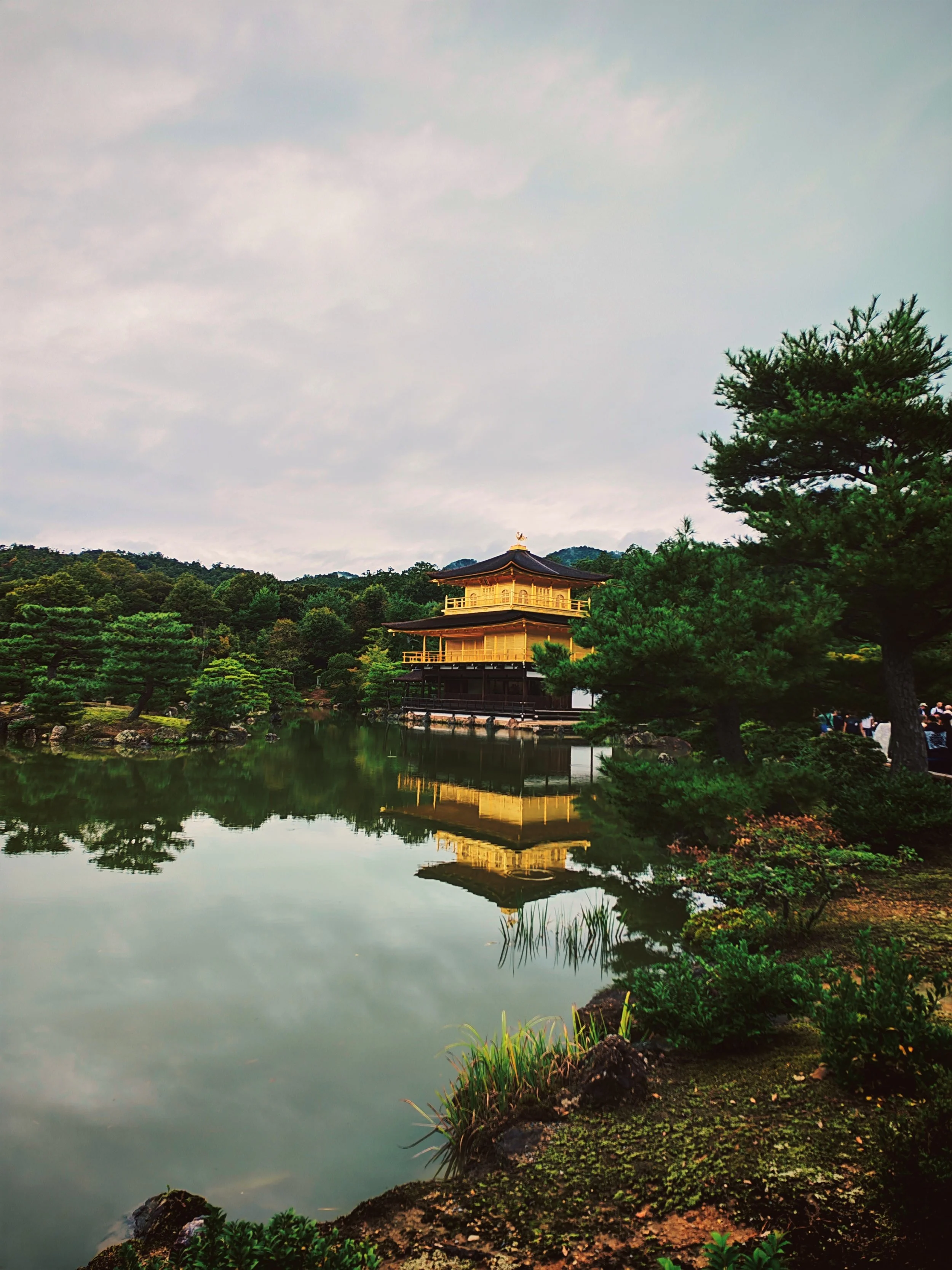 A kiotói Arany Pavilon (Kinkaku-ji) zen templom tükröződése a tavon