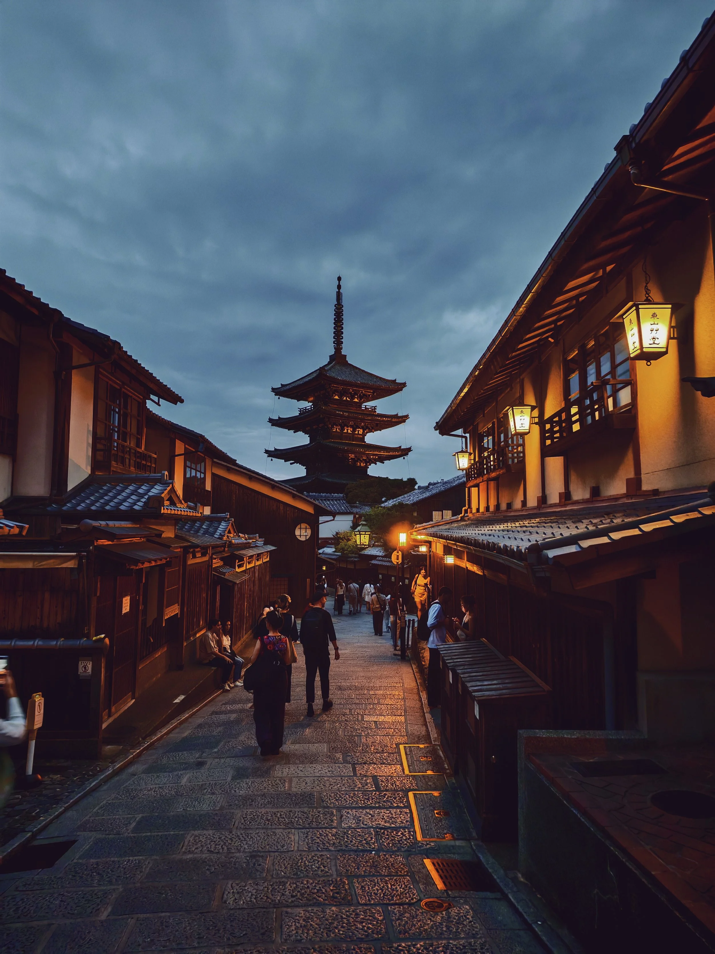 Kiotói utca a Yasaka pagodával egy japán útitervhez