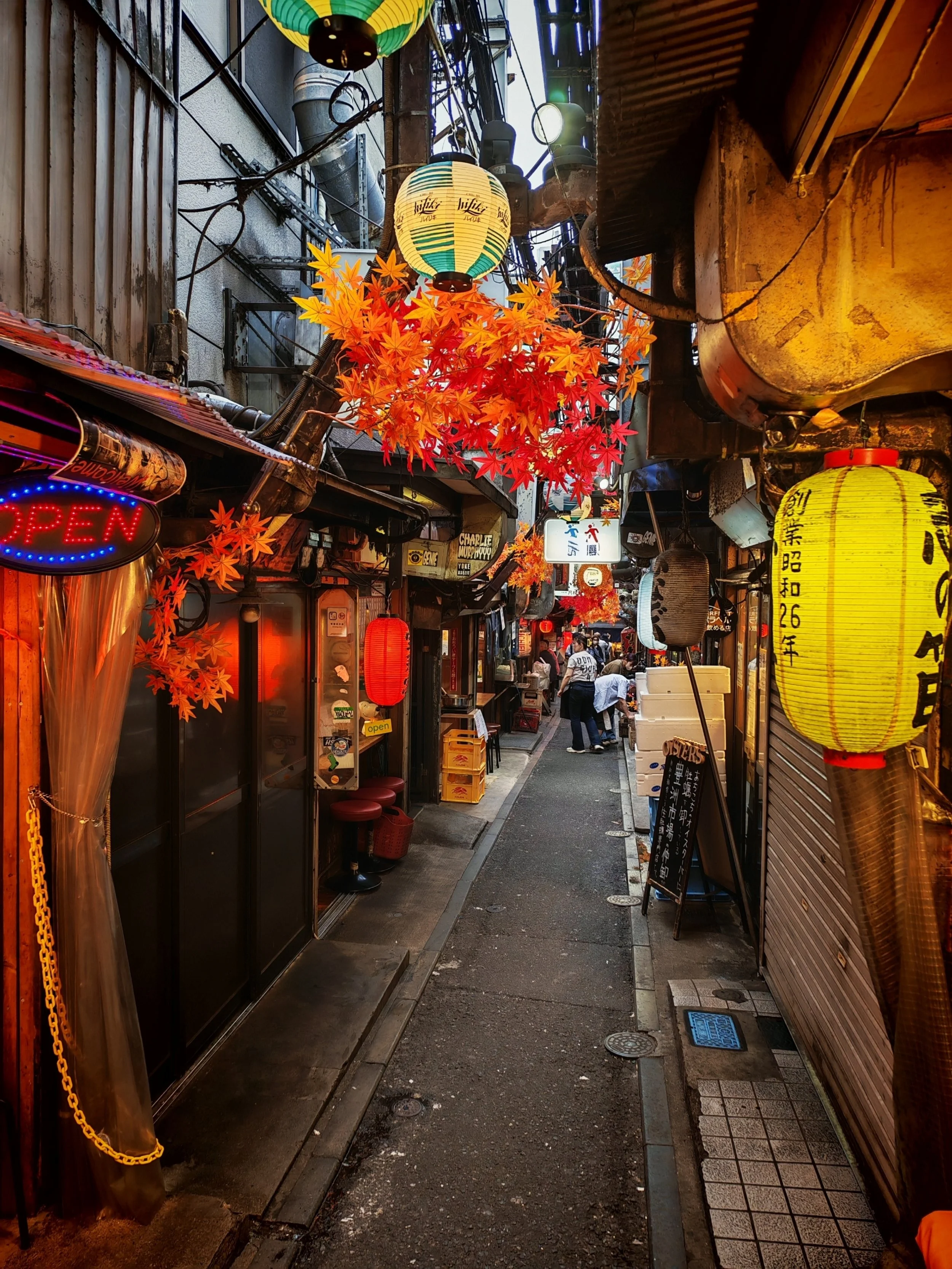Shinjuku Omoide Yokocho sikátora piros lampionokkal és tradicionális izakaya éttermekkel Tokióban