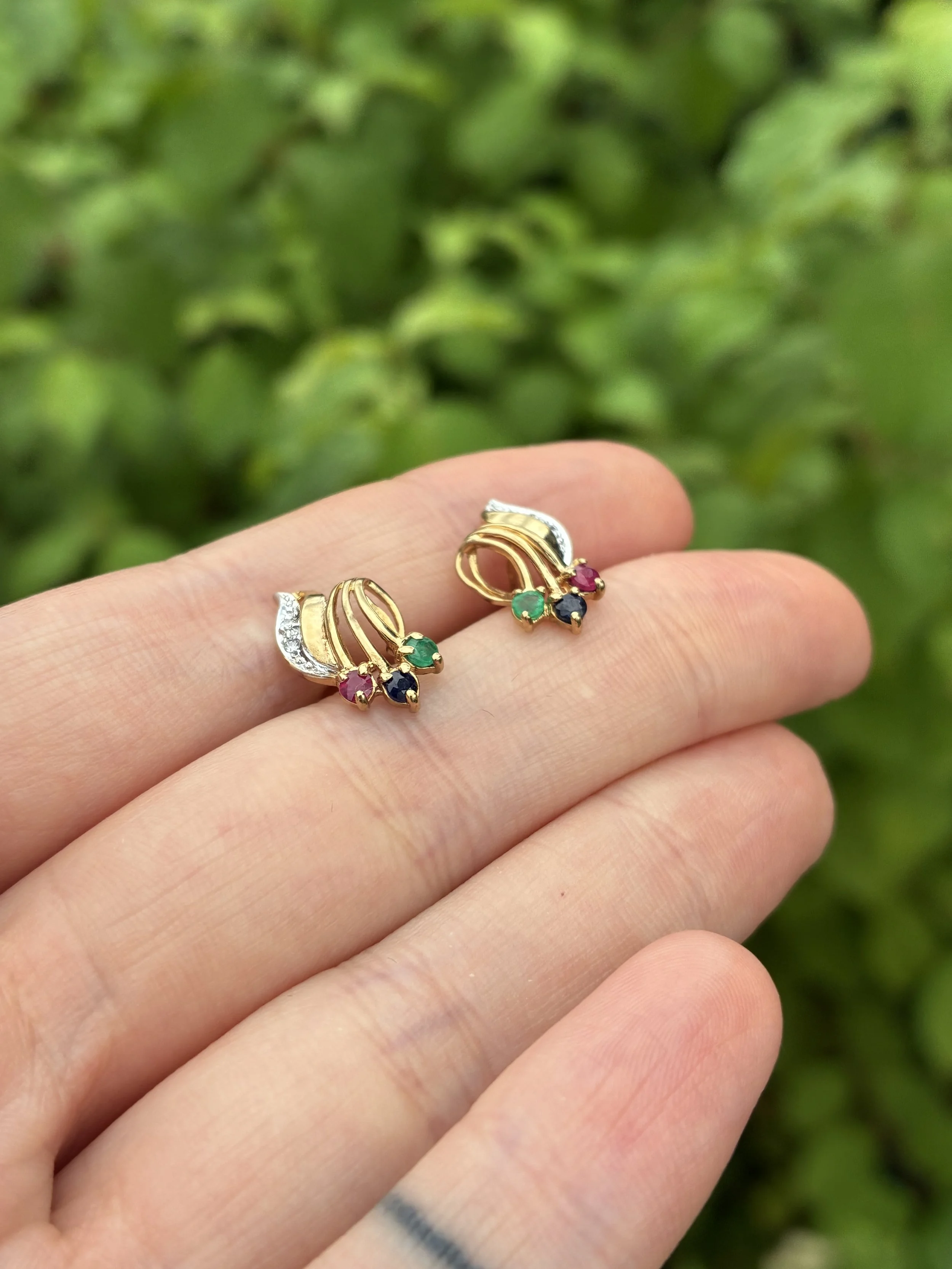 Multistone stud earring with sapphire, diamond and emerald