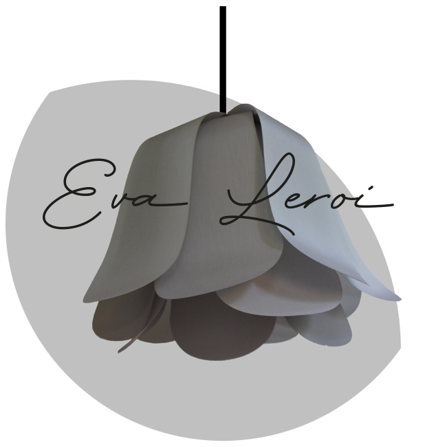 Une lampe suspendue blanche en forme de fleur avec le texte 'Eva Leroi' écris en cursive
