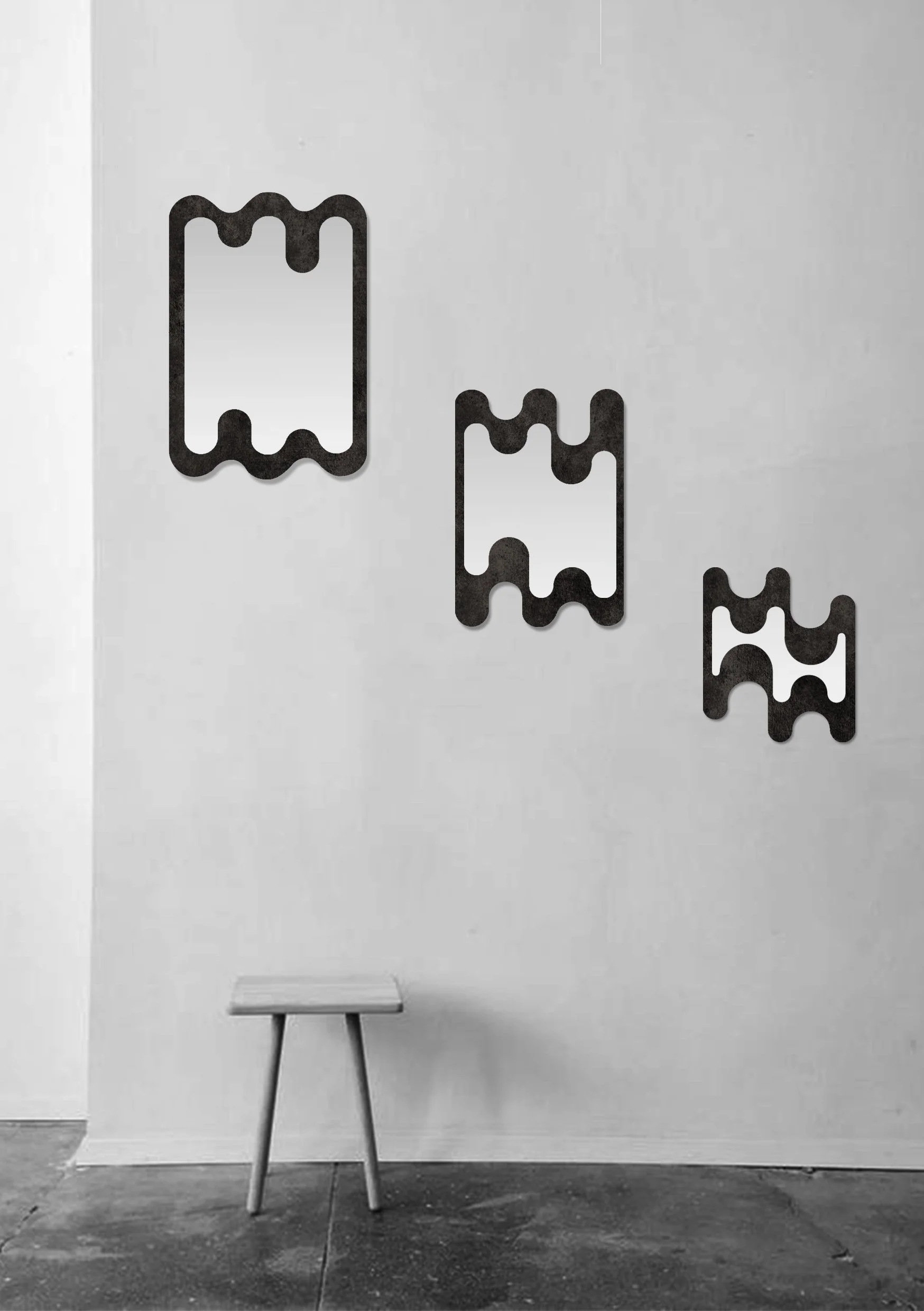 Mur blanc avec trois motifs en forme de rectangles avec des bordures ondulées. Au sol, un petit tabouret en bois avec quatre pattes en métal.