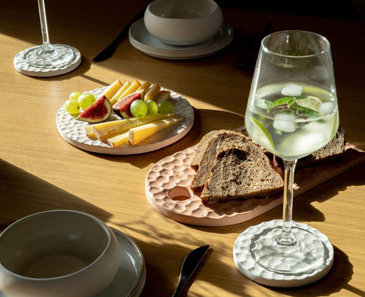 Plate de fruits, pain et boisson rafraîchissante sur une table en bois avec des éclats de lumière