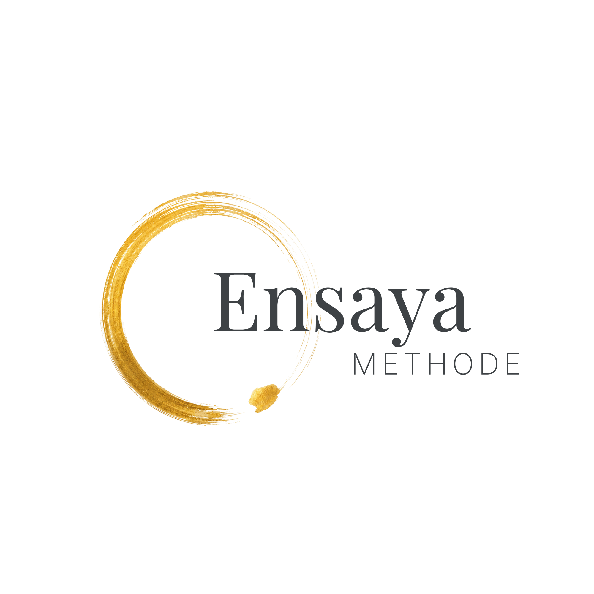 Goldene Kette mit Anhänger und stilvollem Logo, auf hellem Hintergrund