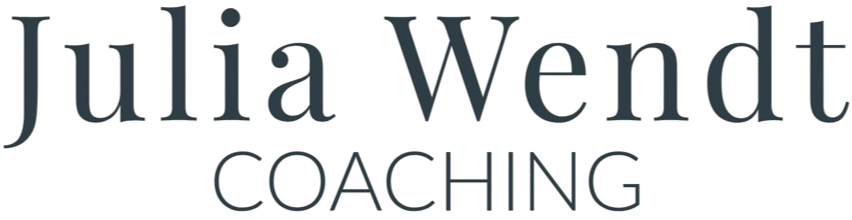 Text mit den Worten 'Julia Wendt Coaching' in großen Buchstaben.