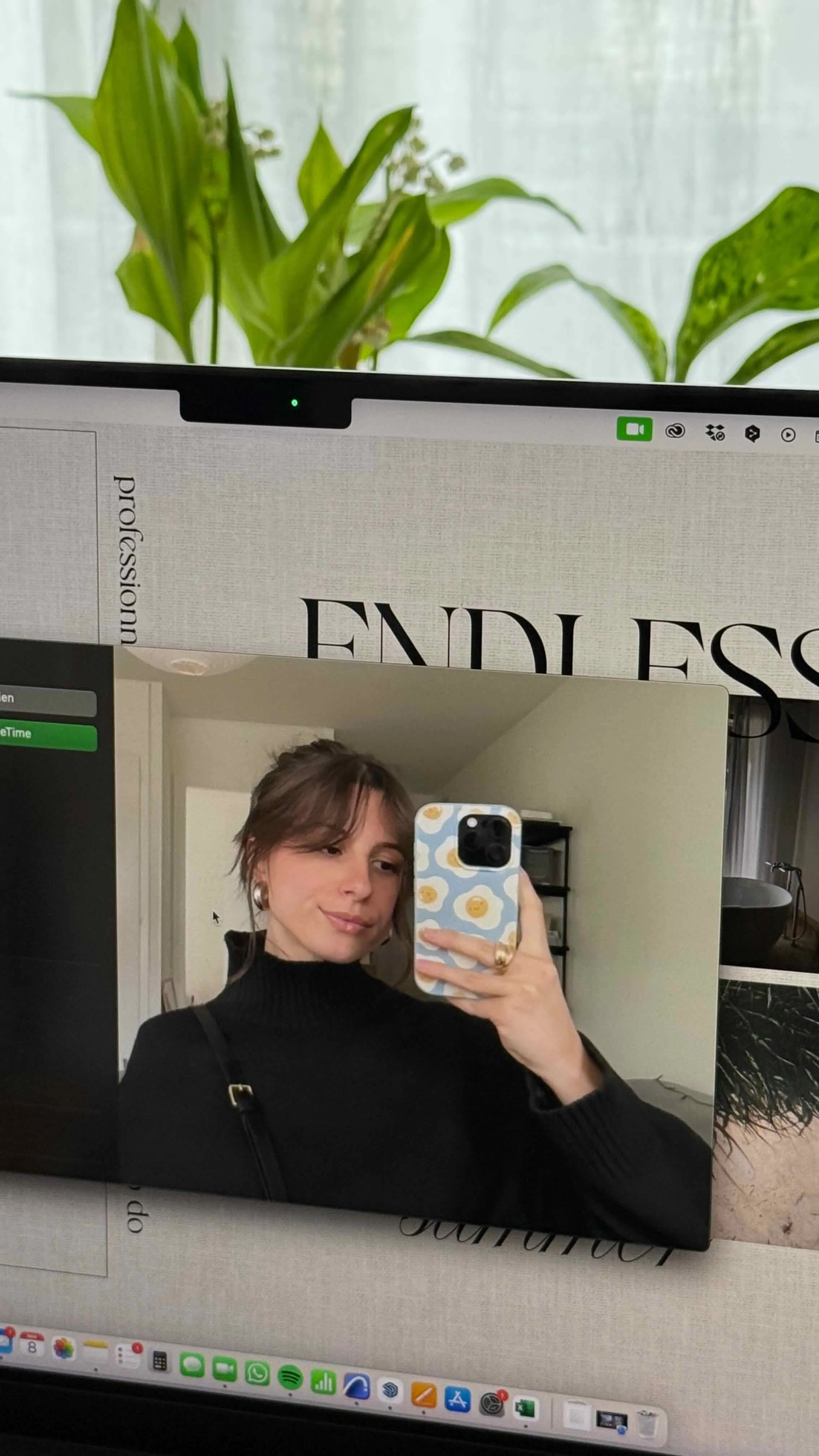 Melissa Egido, architecte d’intérieur, devant un écran de visualisation de projet