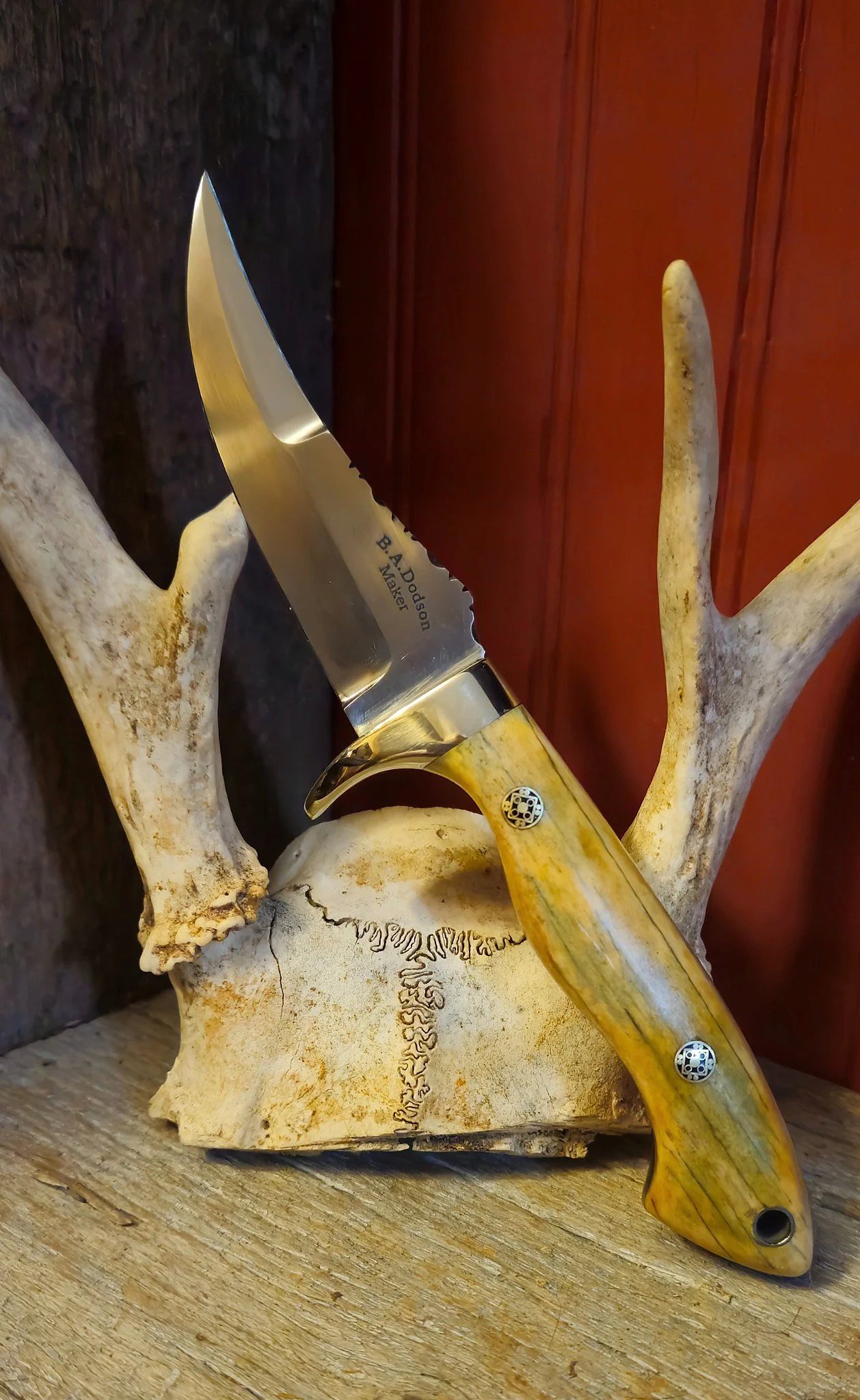 Giraffe Bone Fixed-Blade Skinner