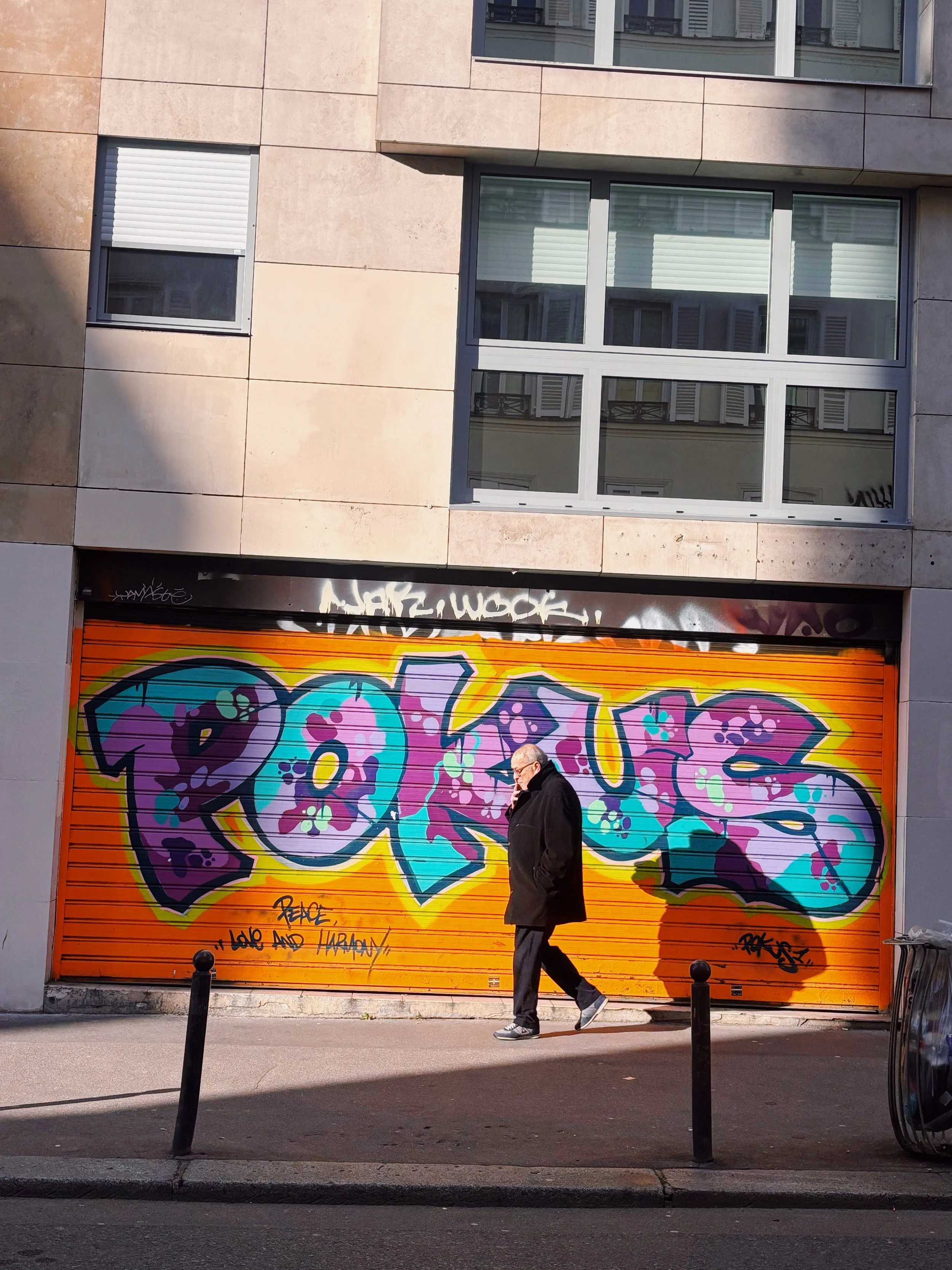 Photographie de rue à Paris 20ème : Léa Bordier capture les passants, l’architecture et les scènes du quotidien entre Ménilmontant, Place des Fêtes et Belleville.