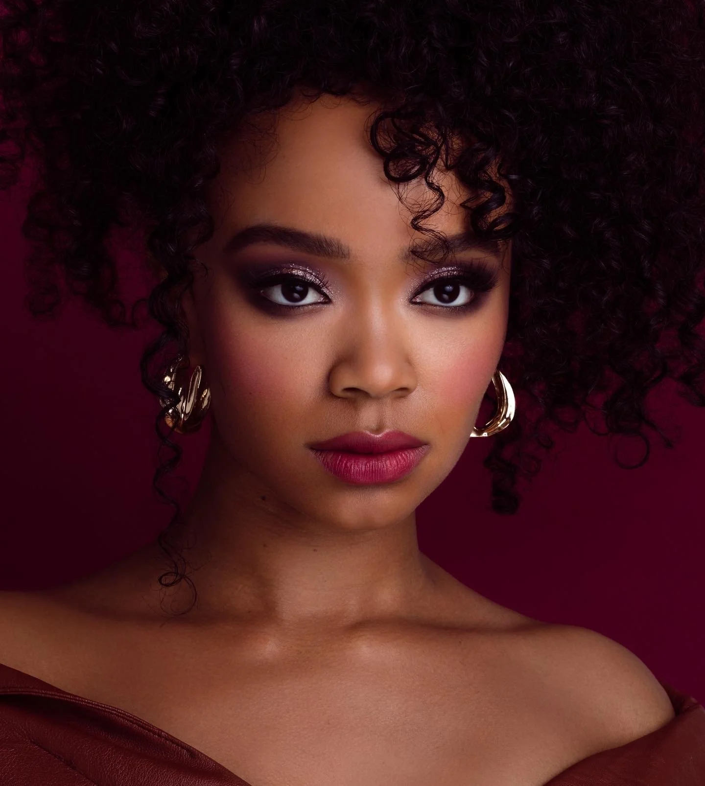 Warm‑tone editorial beauty with glowing skin and soft glam. Created by Kinga for commercial and beauty‑focused imagery.