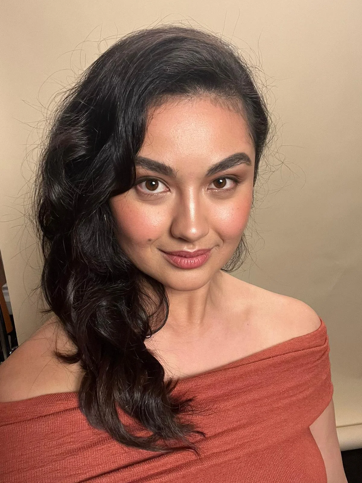 Soft enhancing magic.
Glowing, dewy complexion with glossy lips and refined detailing. Beauty makeup by Kinga for skincare and cosmetic campaigns.