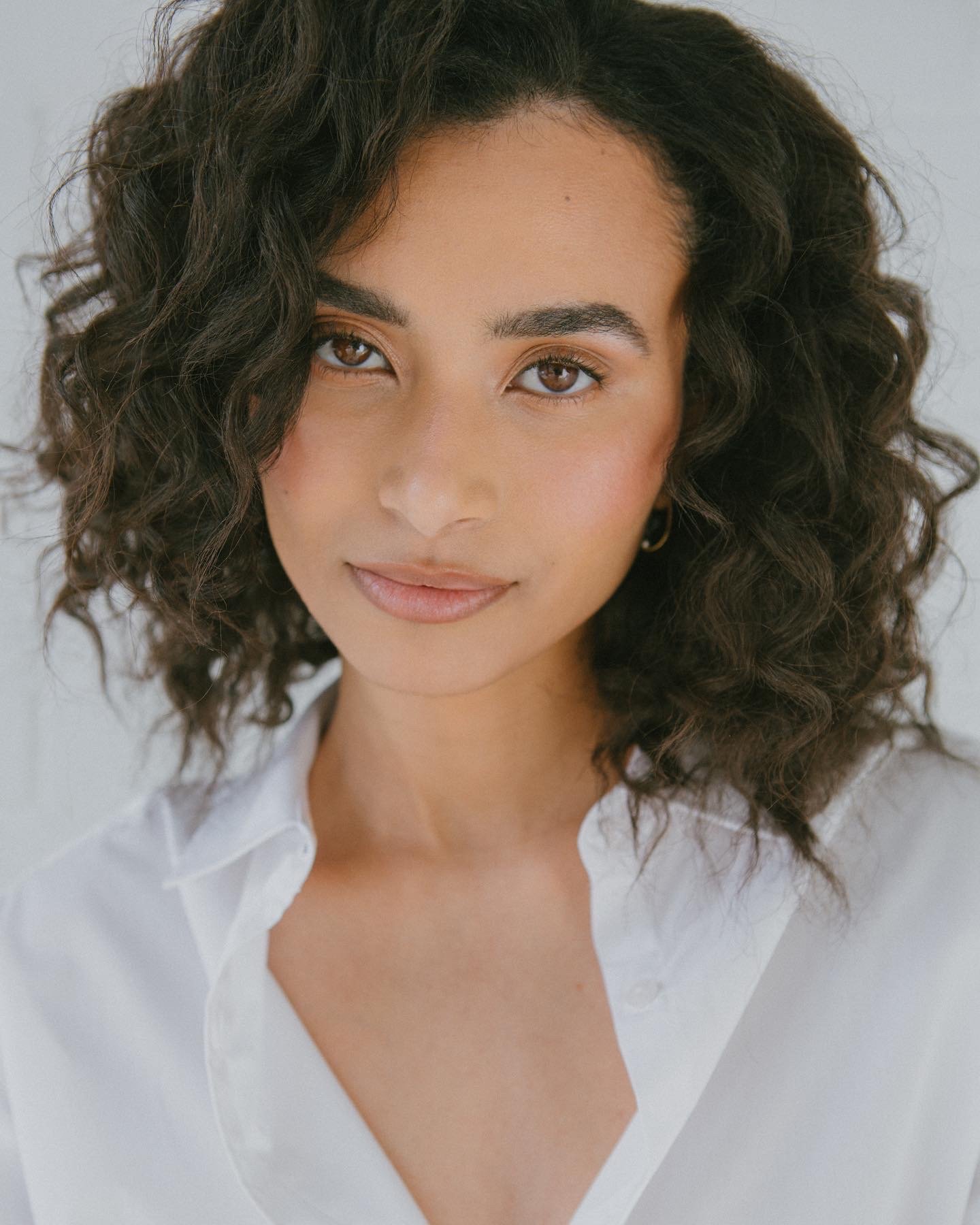 Soft enhancing magic.
Glowing, dewy complexion with soft refined detailing. Beauty makeup by Kinga for skincare or other campaigns.