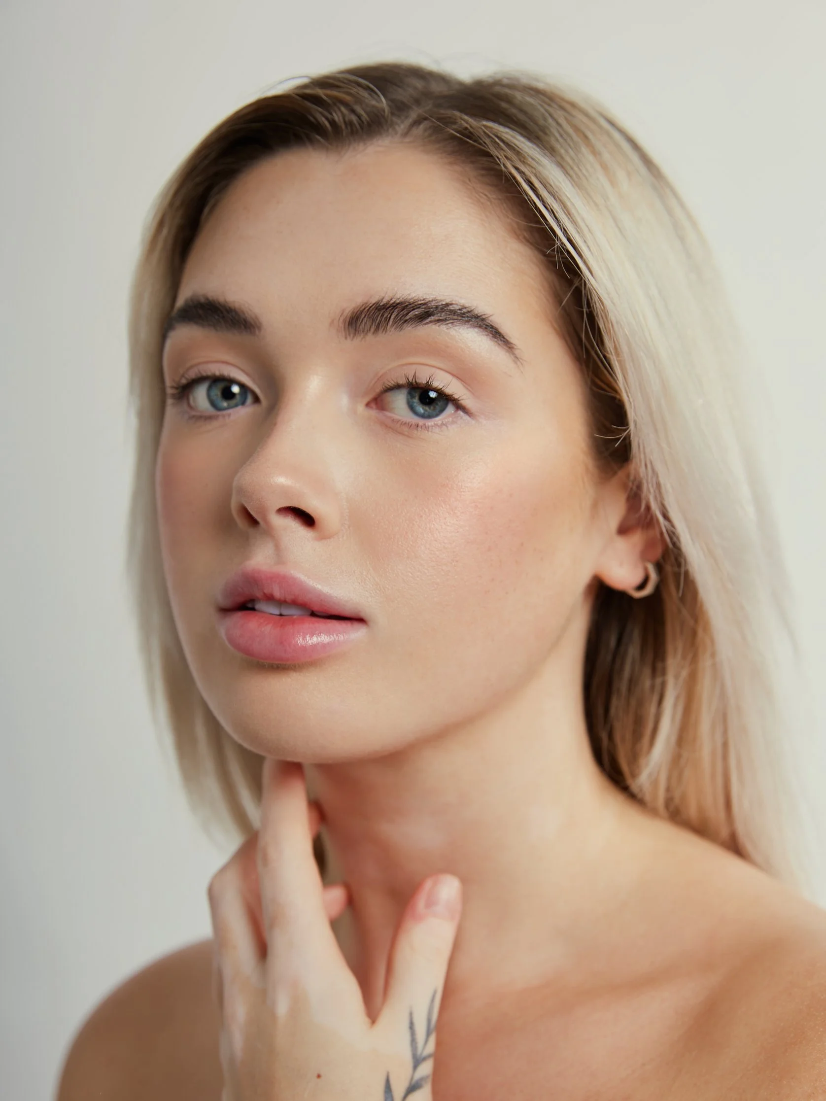 Soft glam glossy‑lip portrait
Radiant complexion with soft glam detailing and glossy lips. Beauty makeup by Kinga, specialising in refined, skin‑focused looks for campaigns and media.