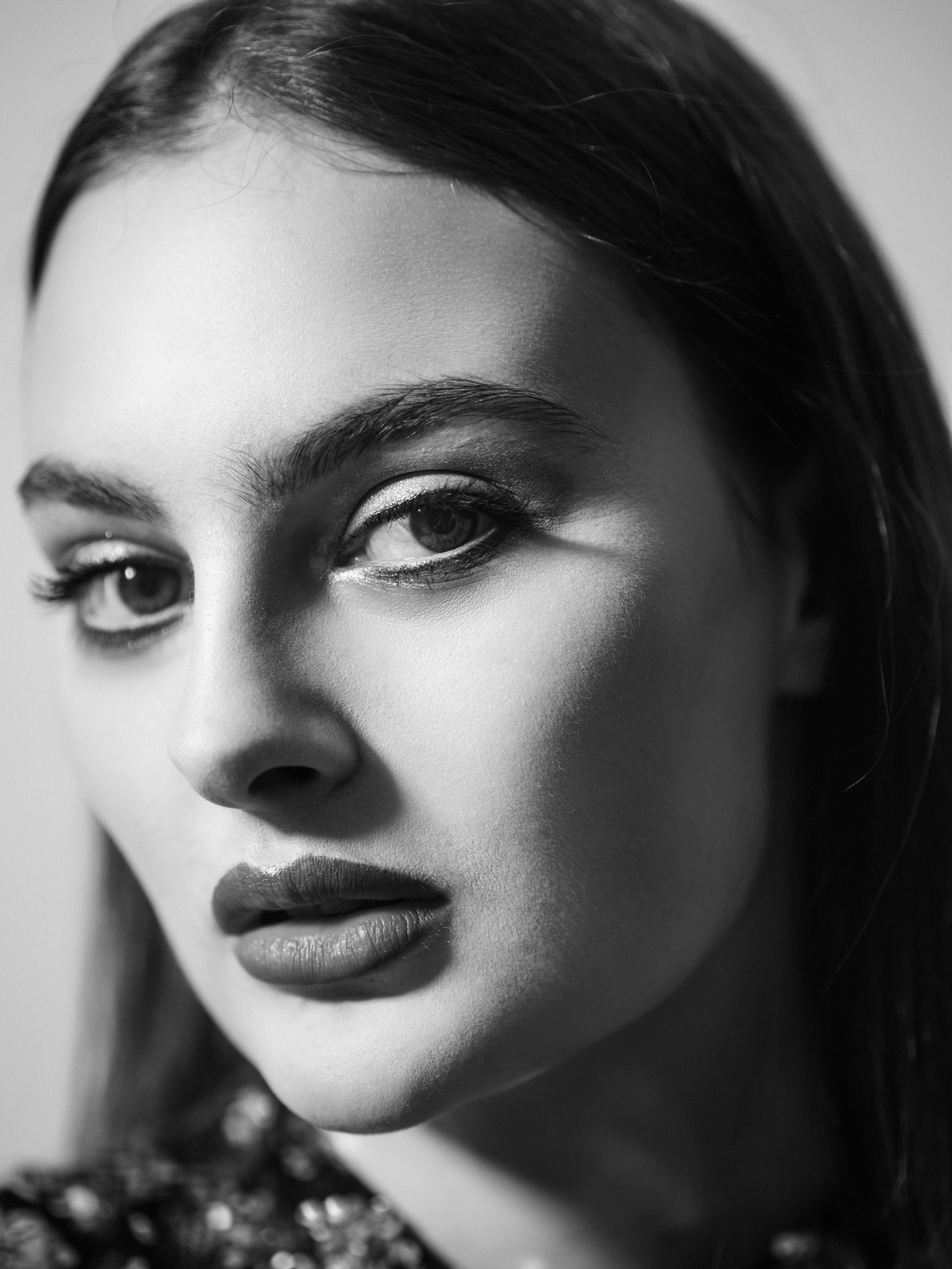 Black‑and‑white soft glam portrait
Timeless monochrome beauty with sculpted features and clean skin. Kinga’s refined editorial approach for beauty and media