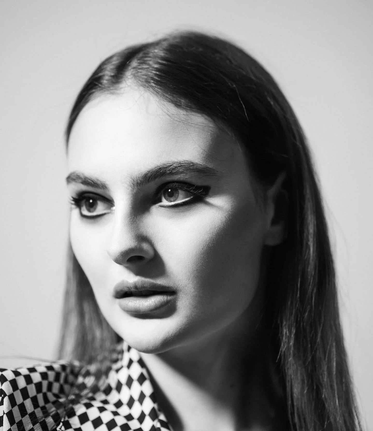 Black‑and‑white soft glam portrait
Timeless monochrome beauty with sculpted features and clean skin. Kinga’s refined editorial approach for beauty and media