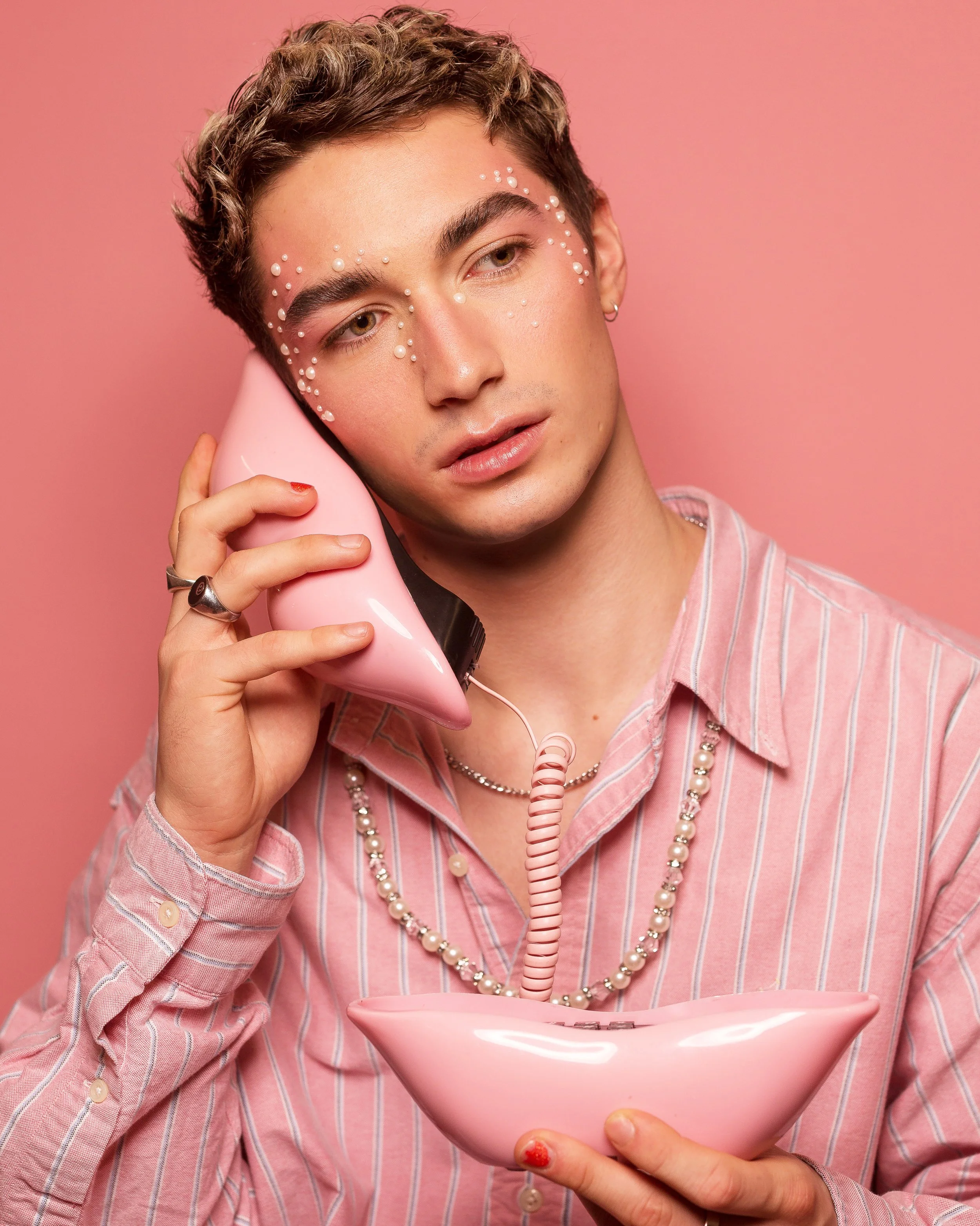 Soft glam editorial makeup with pastel tones and modern retro styling. Kinga’s refined, skin‑focused artistry for fashion and beauty