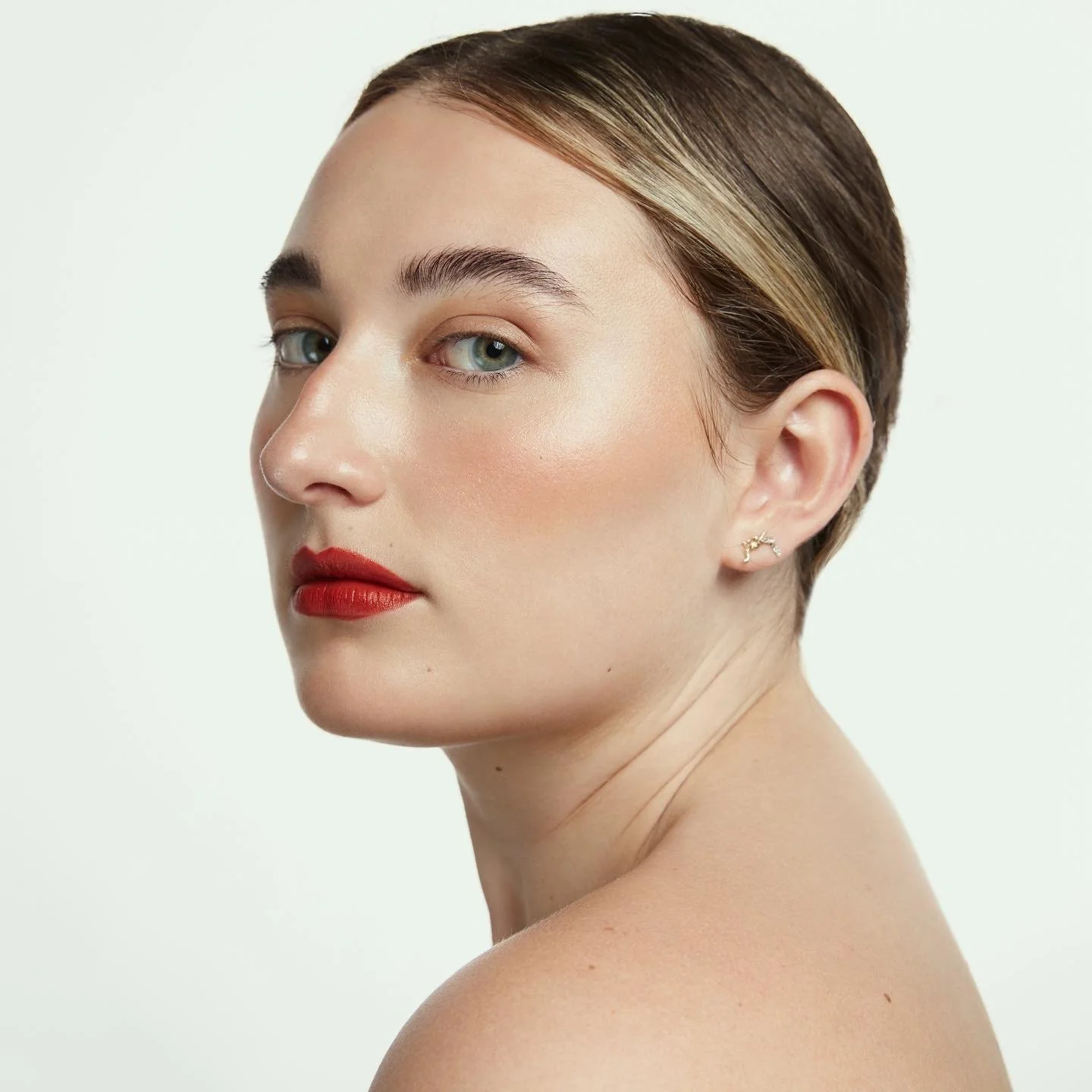 Soft glam with radiant complexion. Beauty makeup by Kinga, specialising in refined, skin‑focused looks for campaigns and media.