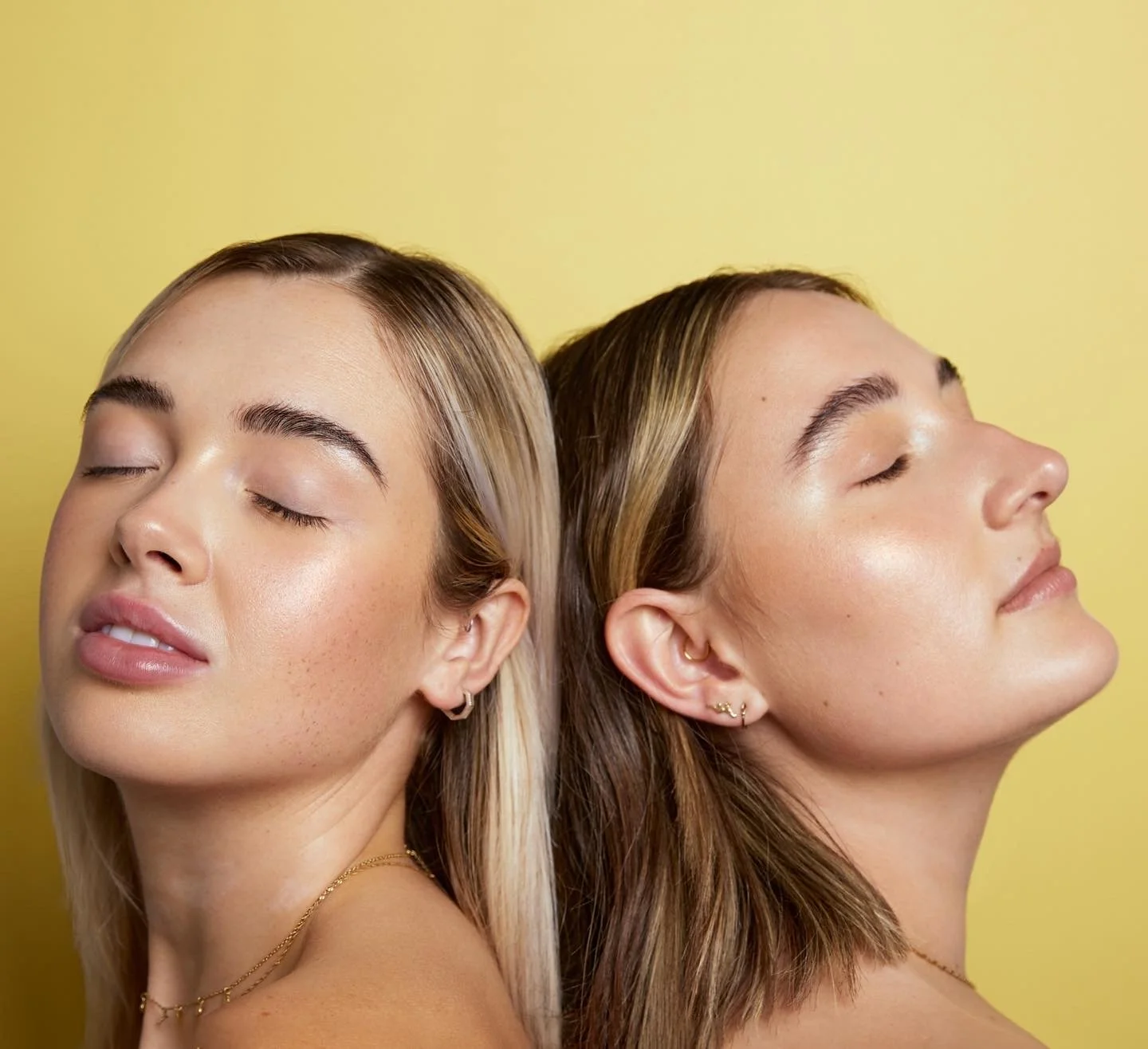 "No makeup" makeup artistry.
Glowing, dewy complexion with glossy lips and refined detailing. Beauty makeup by Kinga for skincare and cosmetic campaigns.