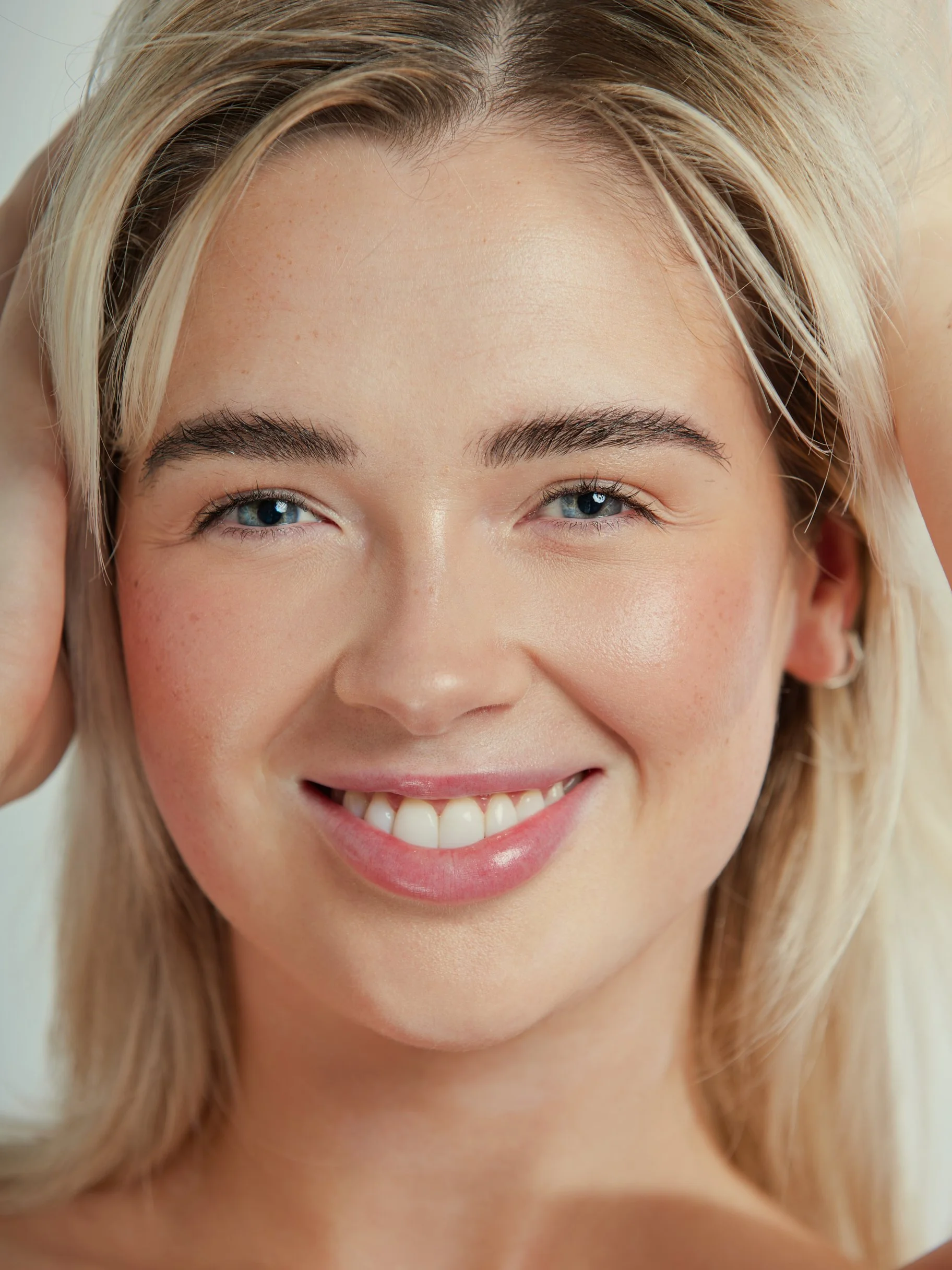 "No makeup" makeup artistry.
Radiant complexion with soft enhancing detailing. Beauty makeup by Kinga, specialising in refined, skin‑focused looks for campaigns and media.