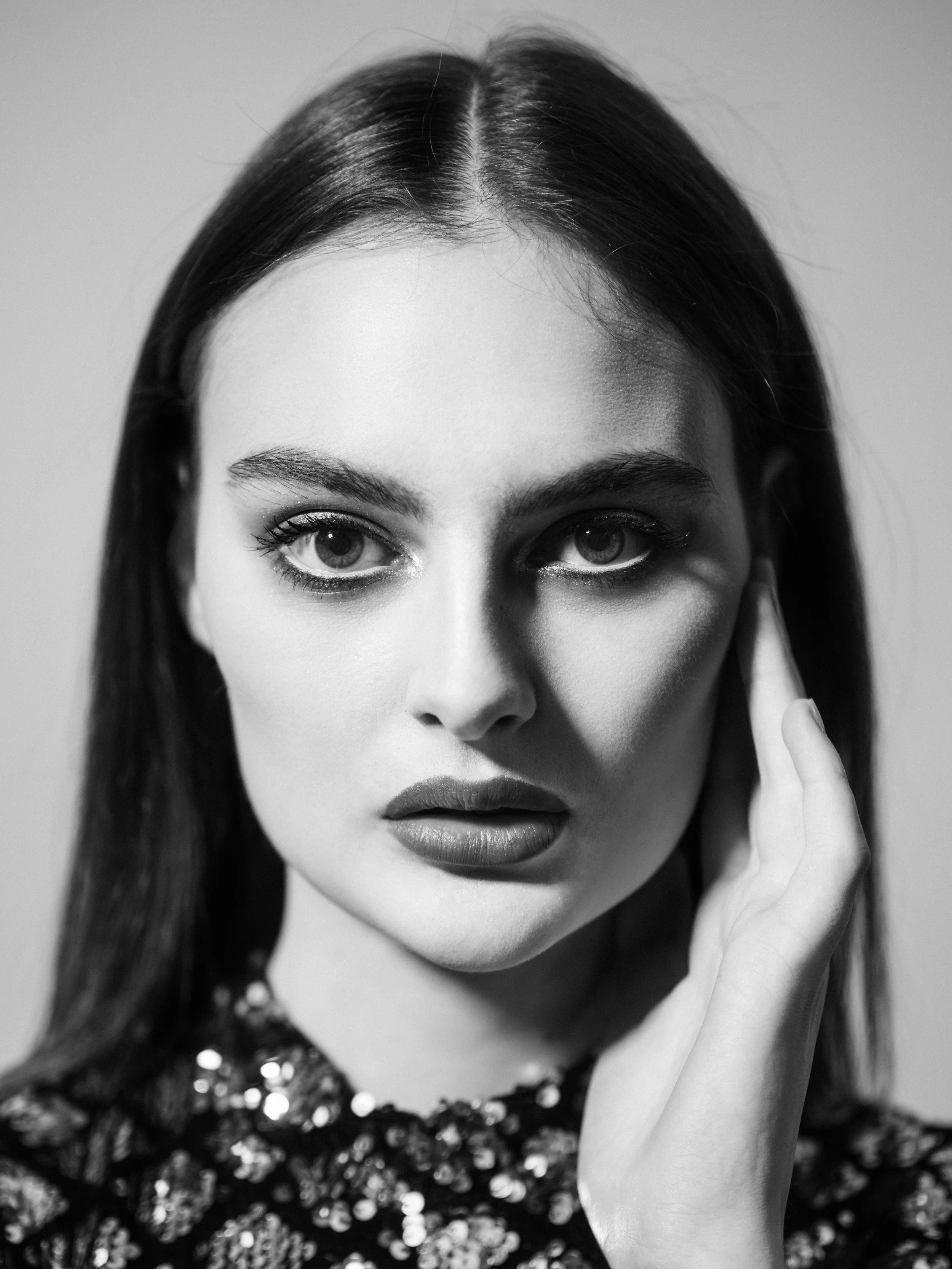 Black‑and‑white soft glam portrait
Timeless monochrome beauty with sculpted features and clean skin. Kinga’s refined editorial approach for beauty and media