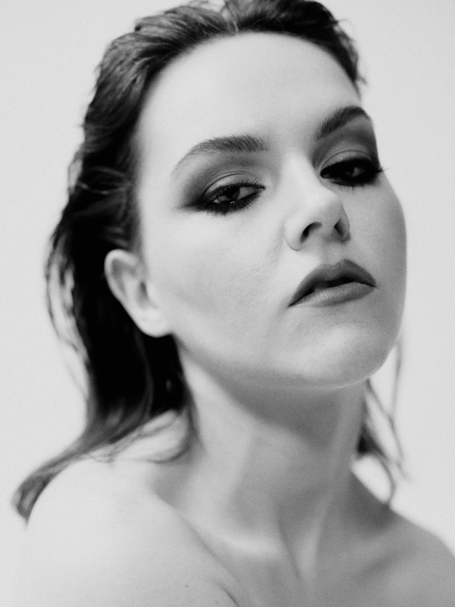 Chic and timeless smoked eye look with bold lip. Leeds‑based makeup artistry by Kinga for fashion, media, and campaigns. 