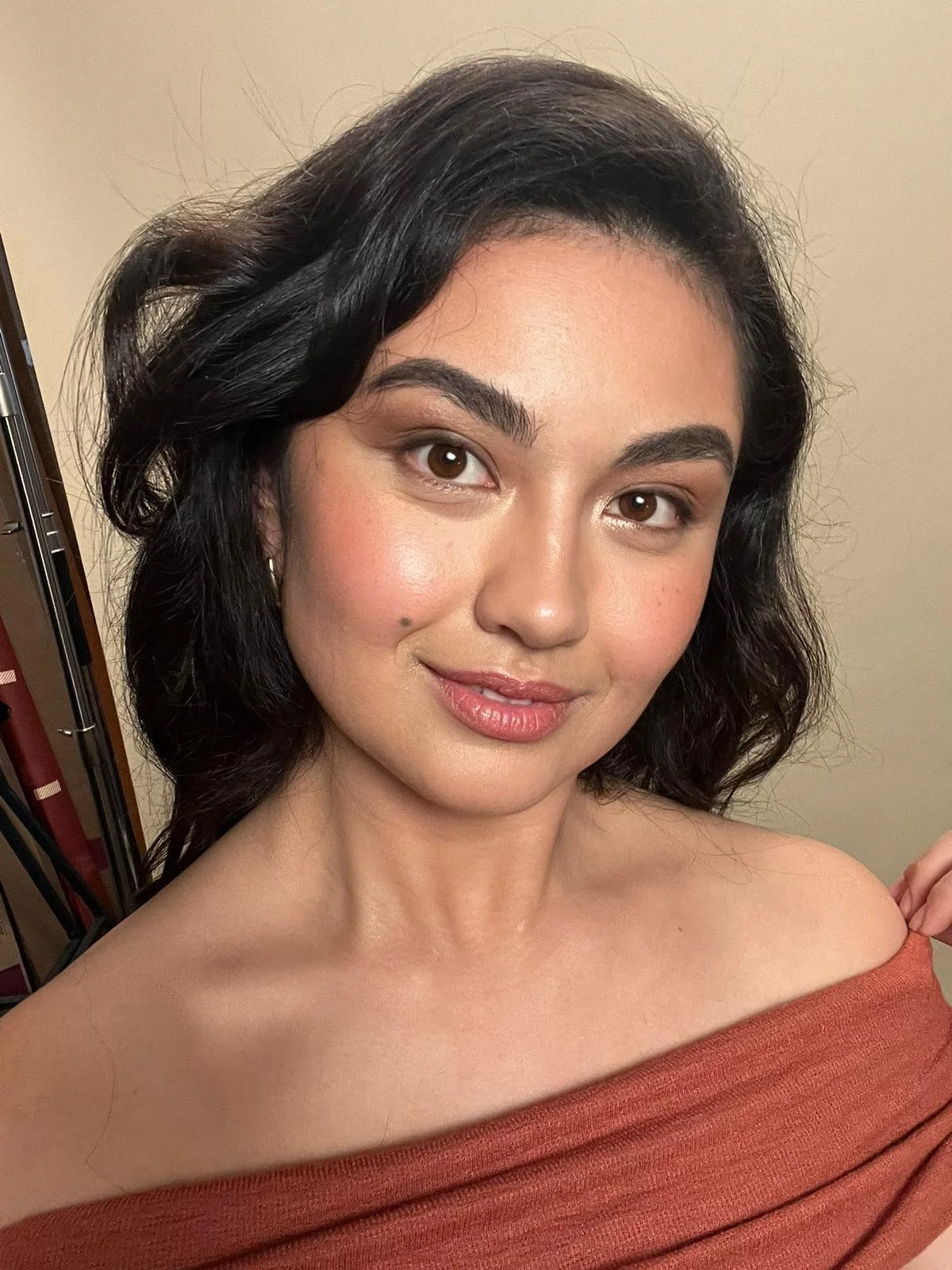 Soft enhancing magic.
Glowing, dewy complexion with glossy lips and refined detailing. Beauty makeup by Kinga for skincare and cosmetic campaigns.
