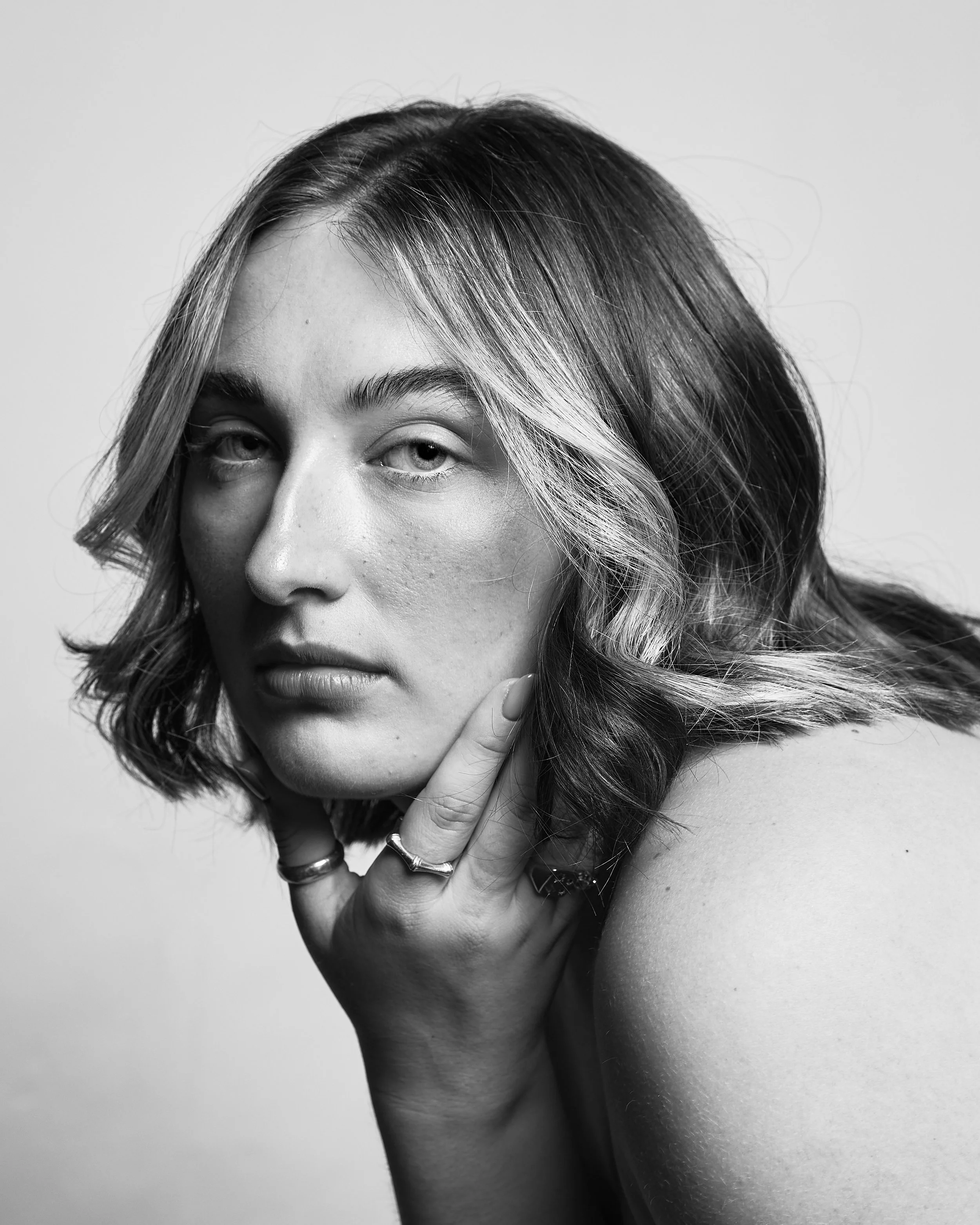"No makeup" makeup artistry.
Soft enhancing detailing in Black and white. Beauty makeup by Kinga, specialising in refined, skin‑focused looks for campaigns and media.