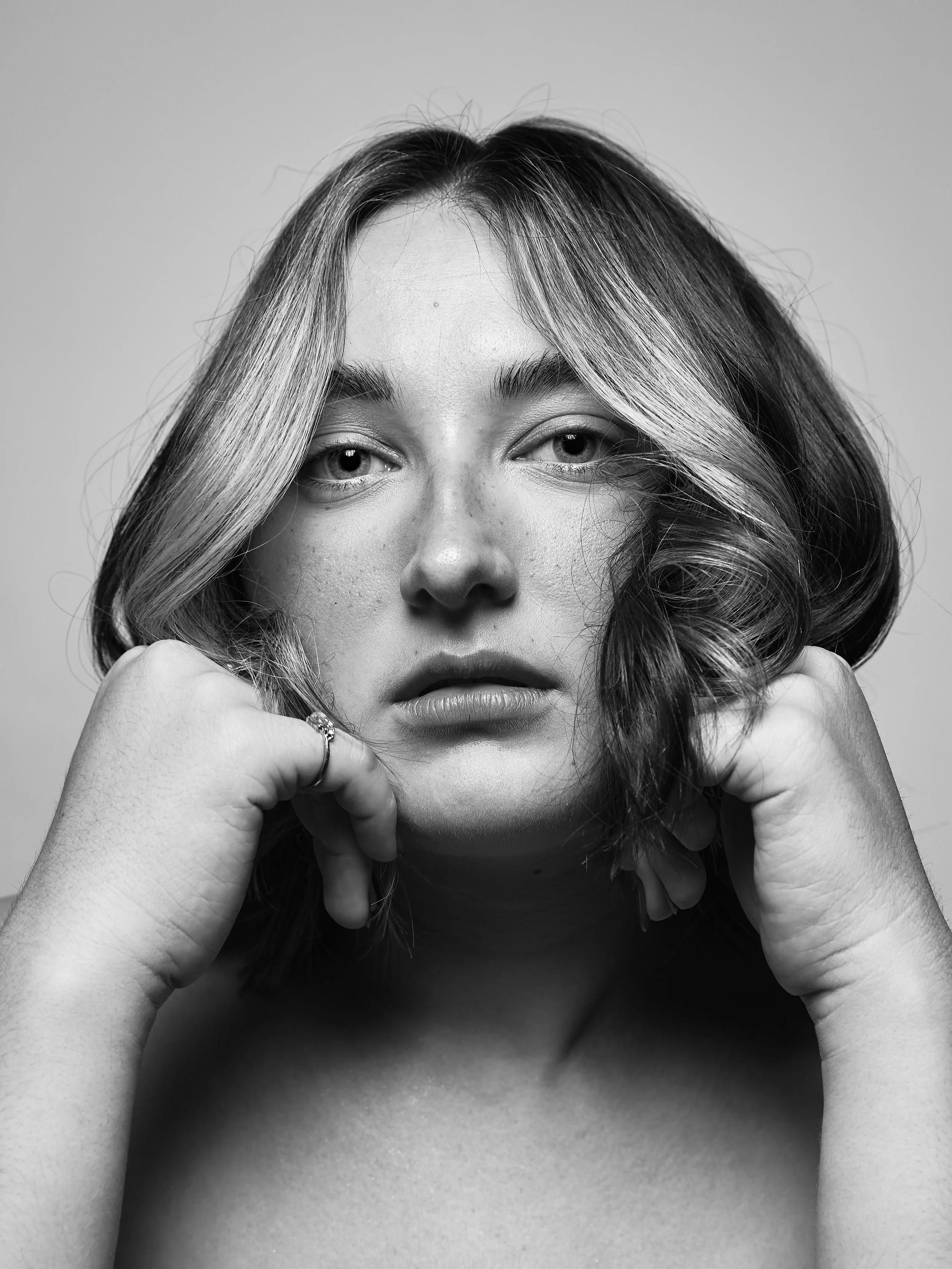 "No makeup" makeup artistry.
Soft enhancing detailing in Black and white. Beauty makeup by Kinga, specialising in refined, skin‑focused looks for campaigns and media.