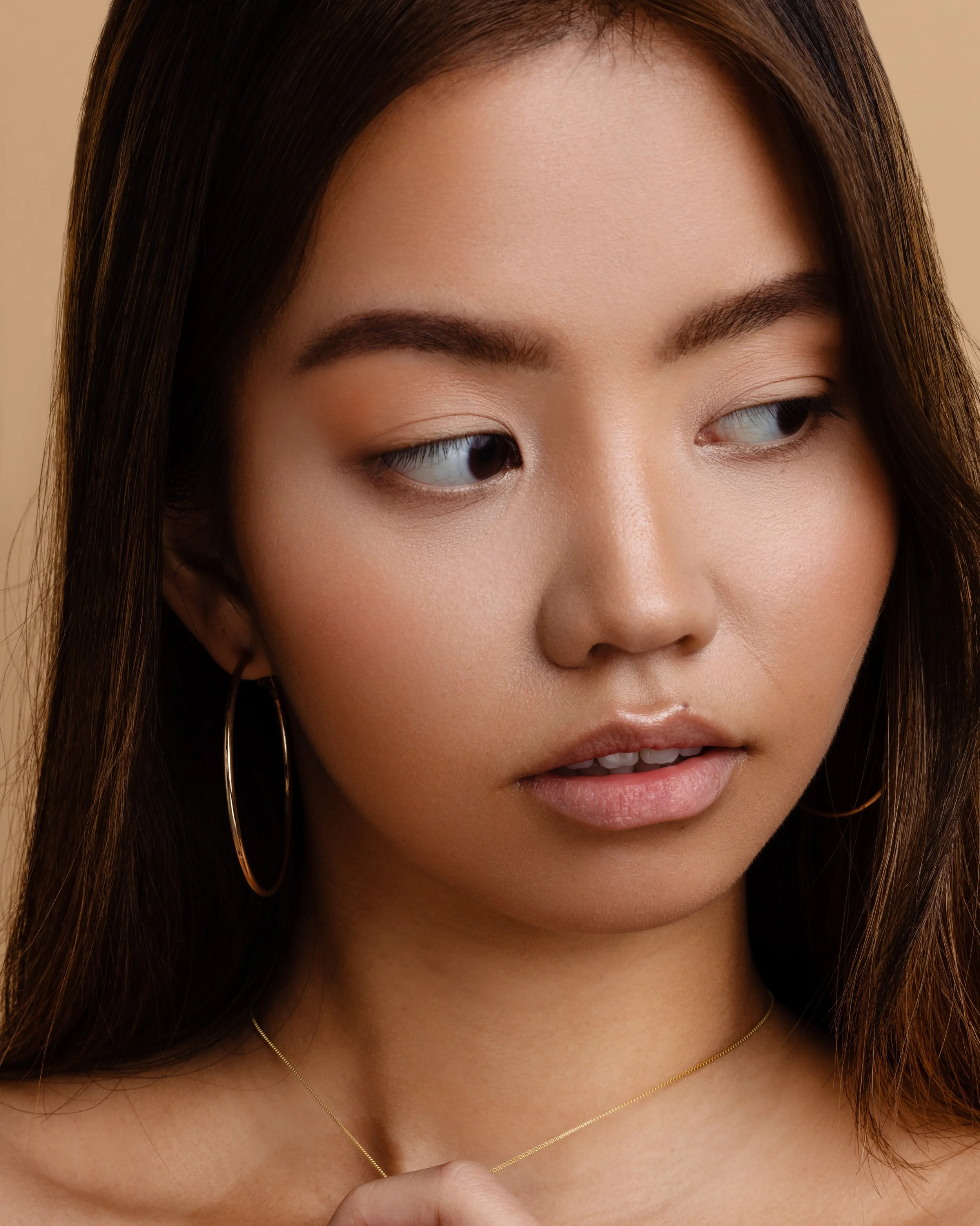 Soft enhancing magic that works on all.
Soft focus complexion with soft refined detailing. Beauty makeup by Kinga for skincare or other campaigns.