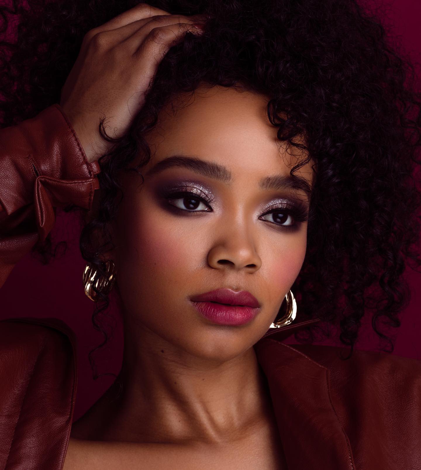 Warm‑tone editorial beauty with glowing skin and soft glam. Created by Kinga for commercial and beauty‑focused imagery.