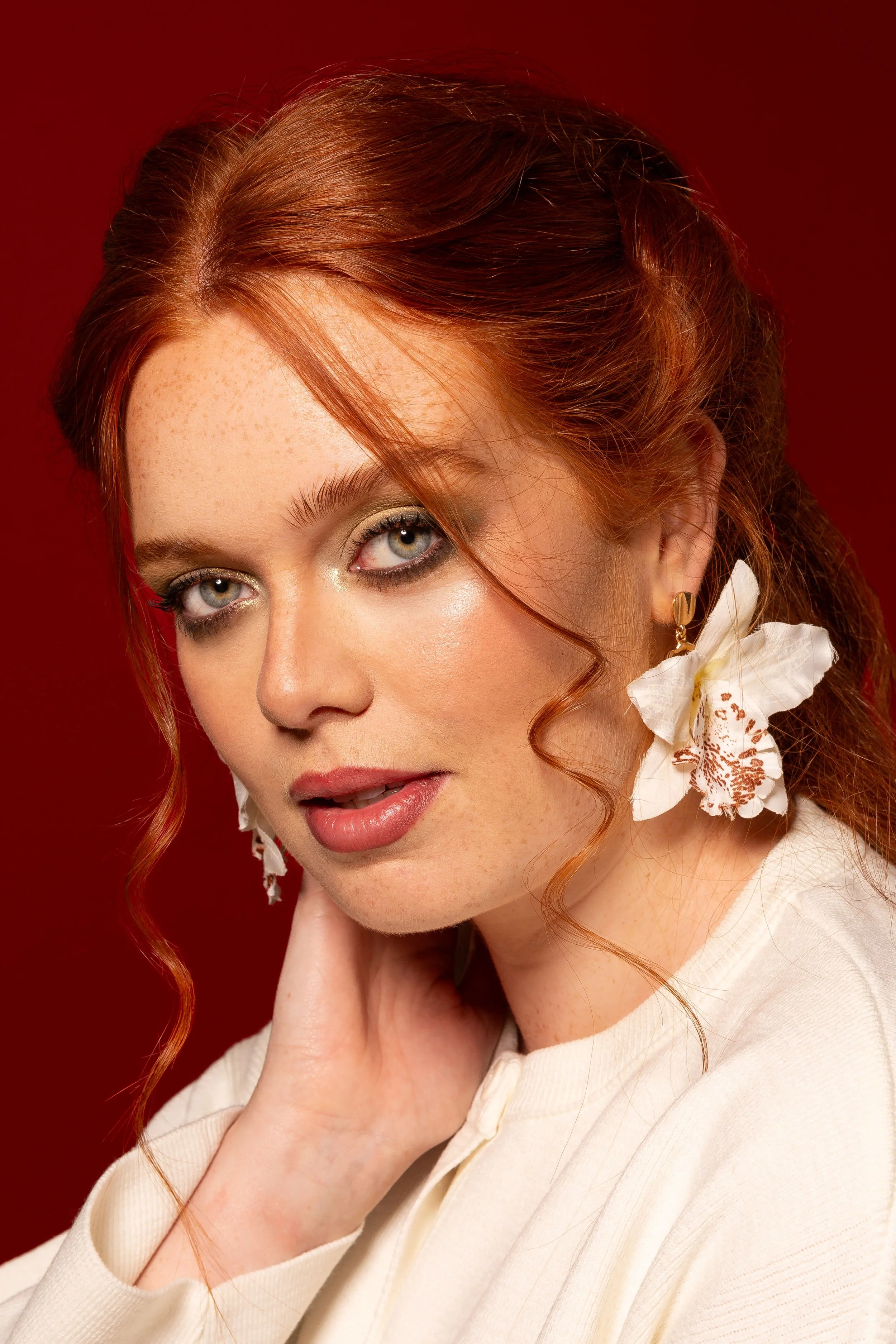 Green eye look on green eyes. Vibrant beauty look with bold floral accessories and radiant skin. Makeup by Kinga, celebrating diversity and expressive artistry