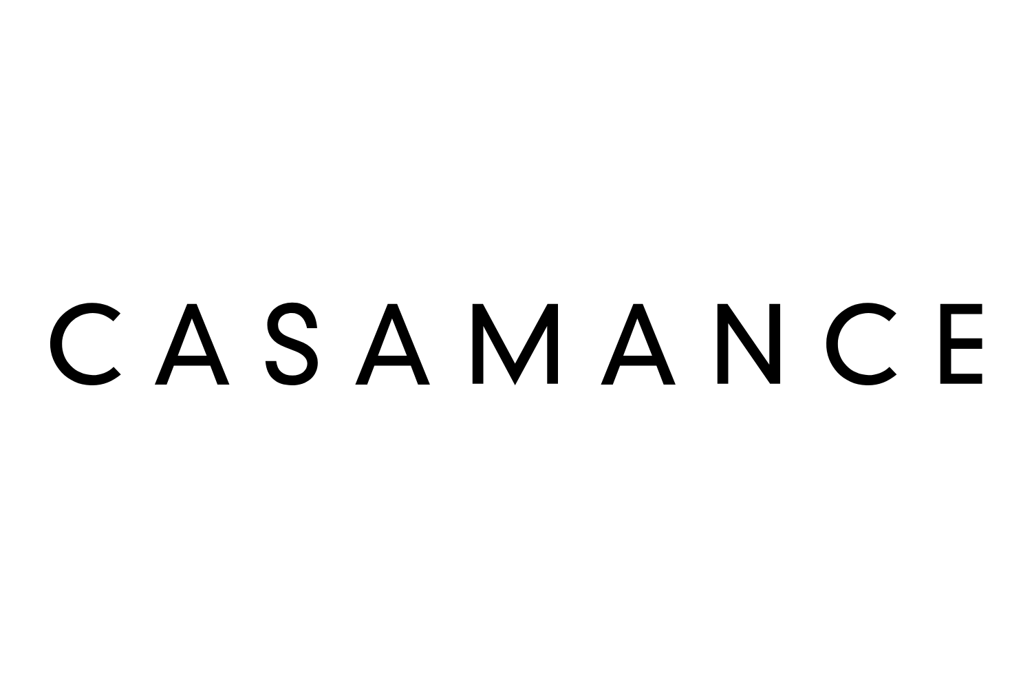Lo sfondo bianco con le parole 'CASAMANCE' scritte in caratteri grandi e neri al centro.