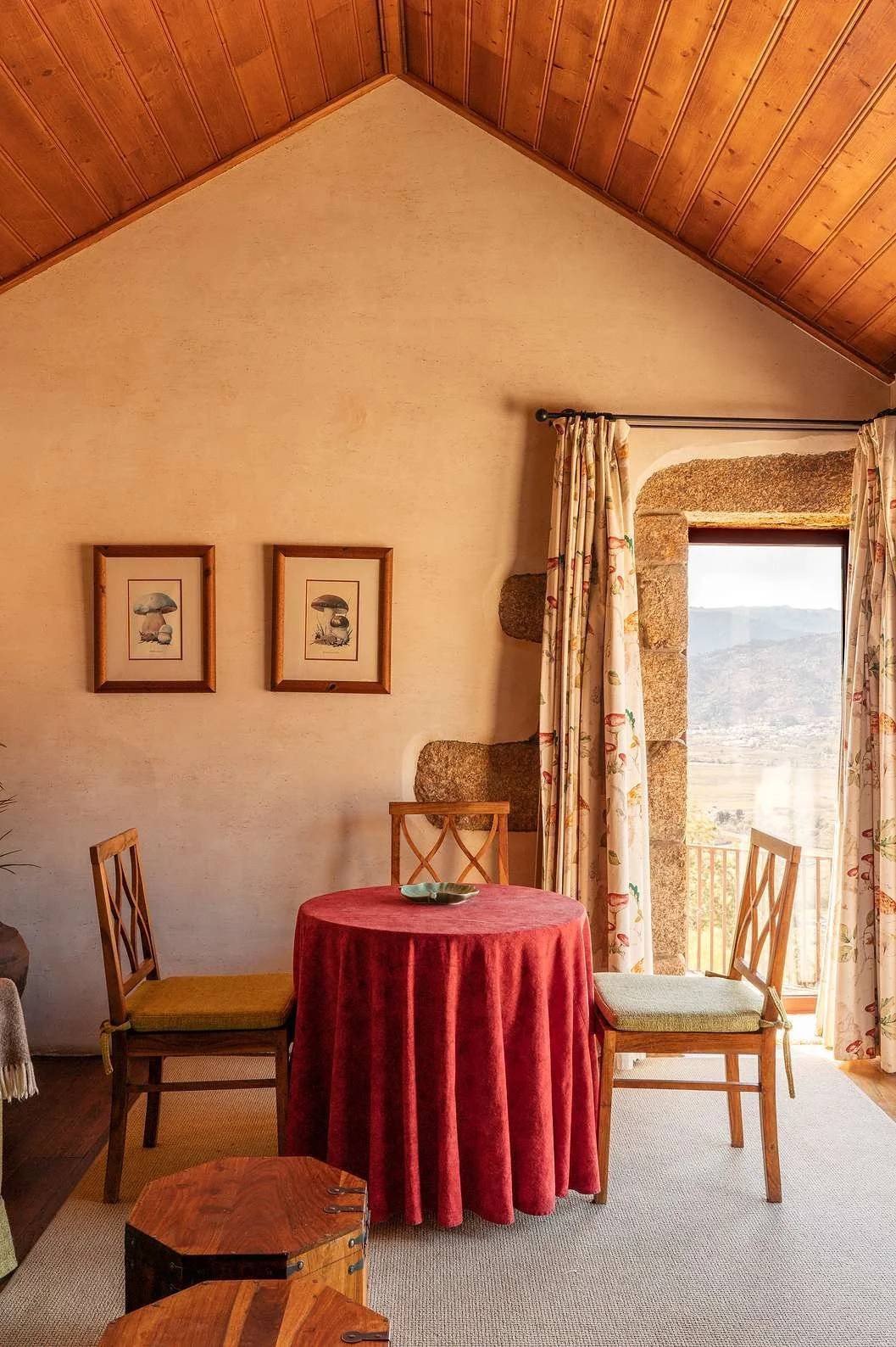 pousada-convento-belmonte-gallery-accommodation-suite-table.jpg