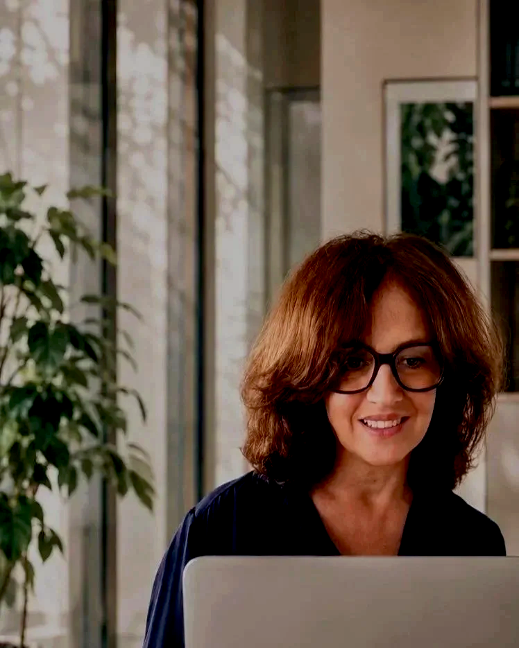 Melania Curci al computer durante una consulenza psicologica online.