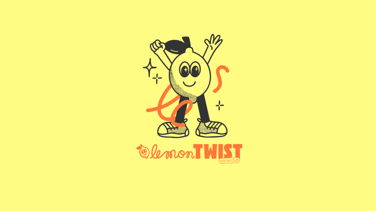 Un personnage de citron avec des bras, des jambes, des lunettes et des chaussures, en train de danser ou de faire un saut, sur un fond jaune avec le texte "lemon TWIST social club" en dessous.