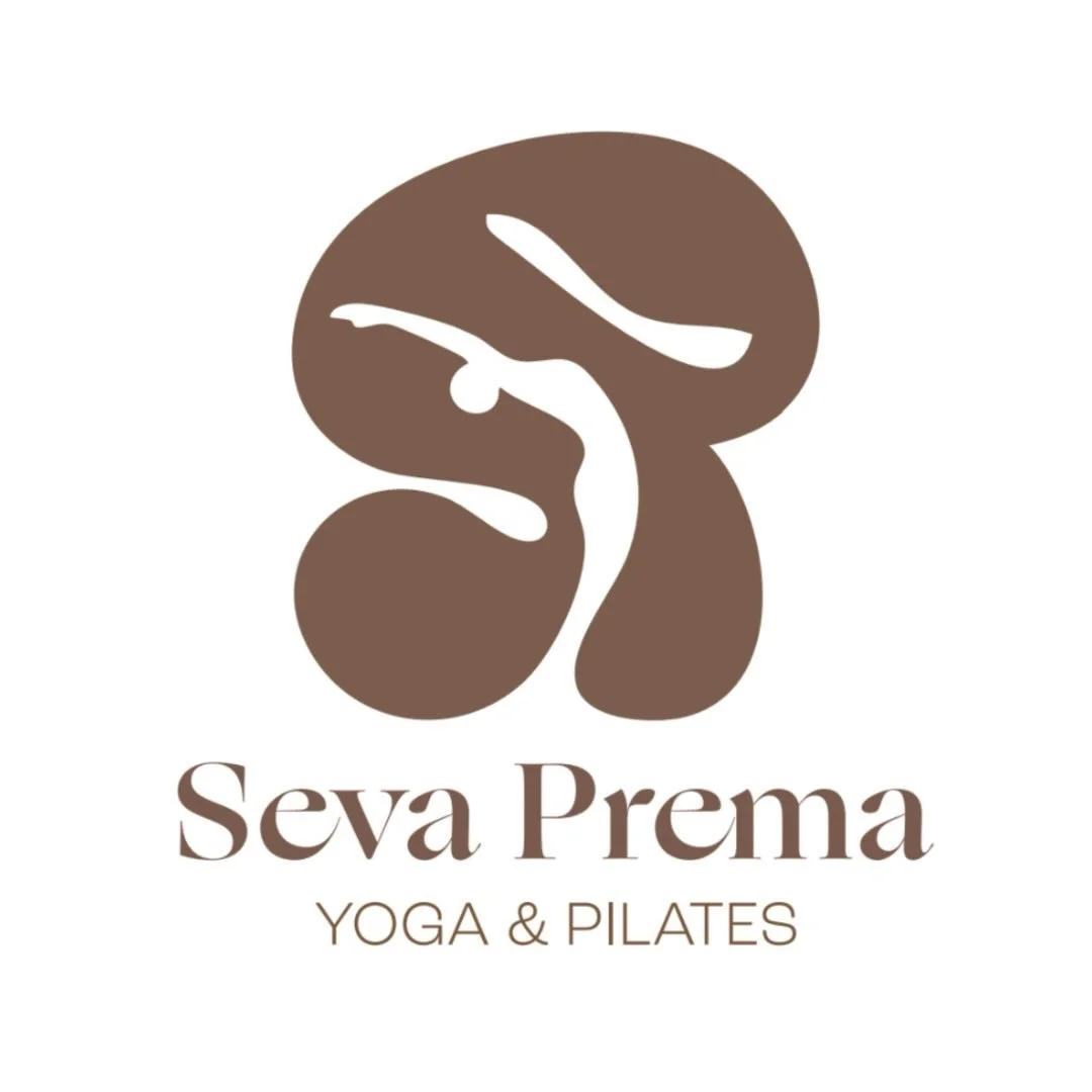 Logo de Seva Prema Yoga & Pilates avec une silhouette d'une personne en position de yoga stylisée en brun.