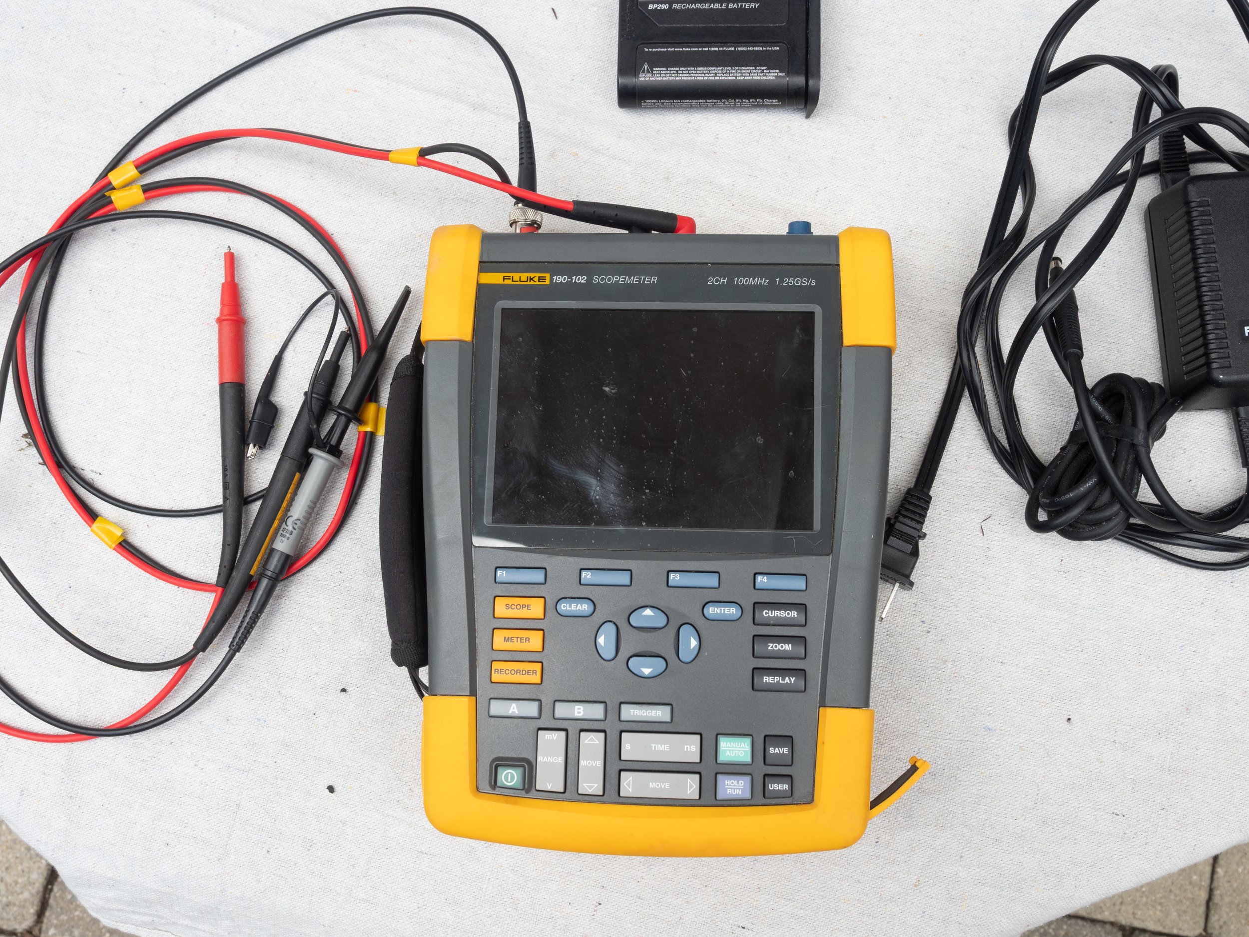 FLUKE 190-202 SCOPEMETER 2CH 200 MHz 2.5 GS/s PORTABLE OSCILLOSCOPE.