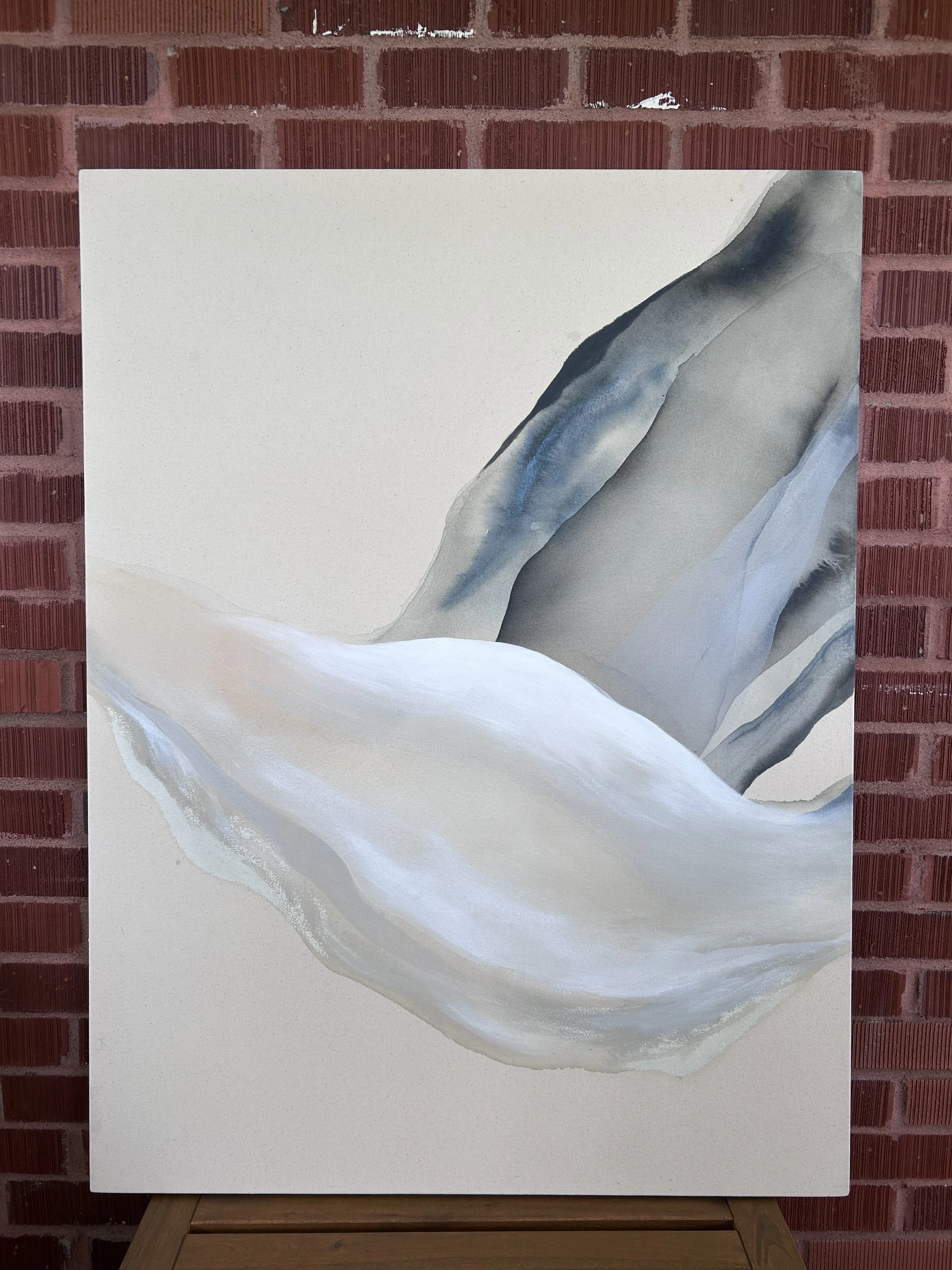 Peinture abstraite avec des tons de blanc, gris et noir représentant des formes fluides sur une toile