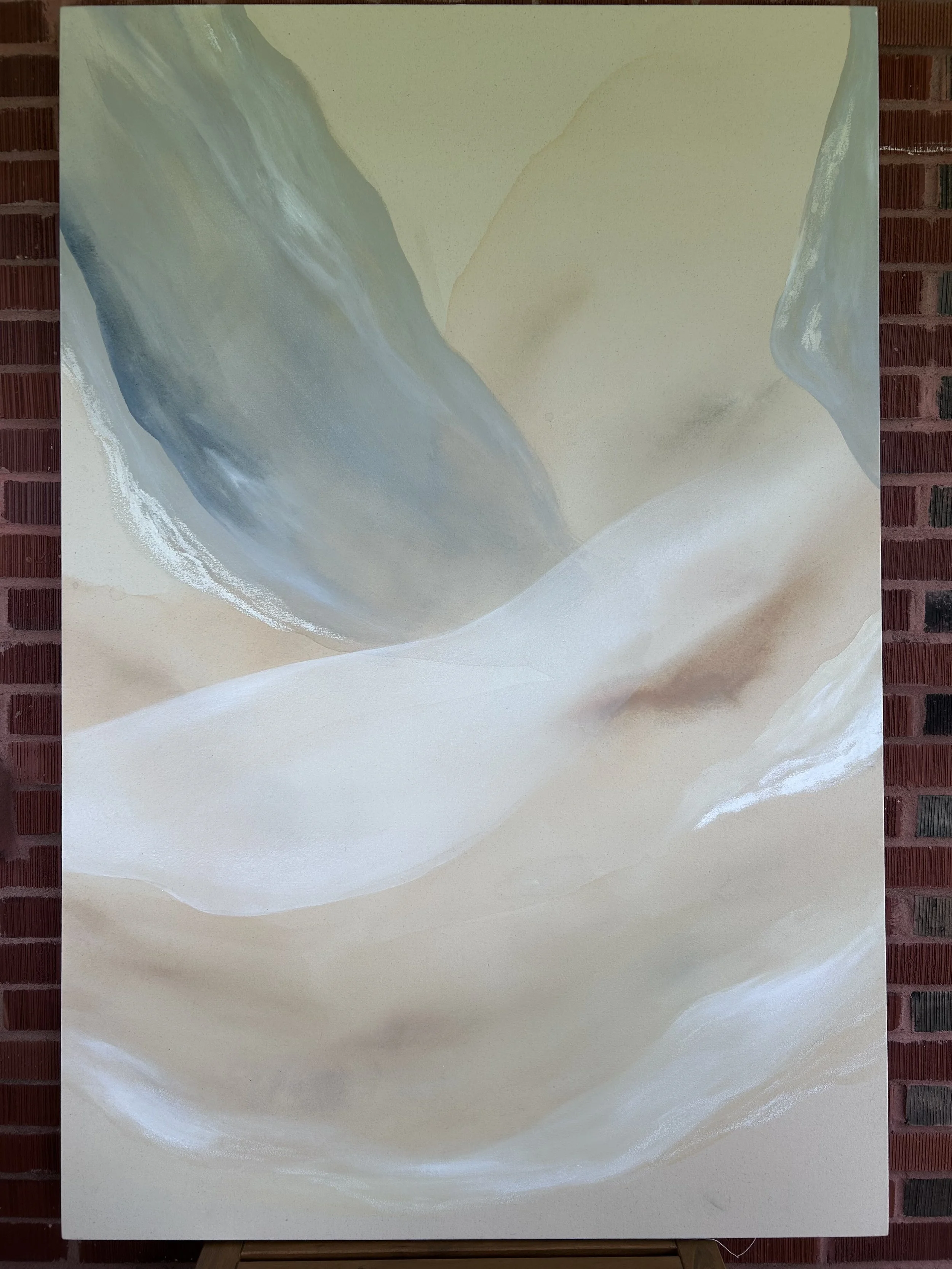 Une peinture abstraite avec des variations de couleurs dans les tons de blanc, beige, gris et bleu, représentant des formes fluides et ondulantes.