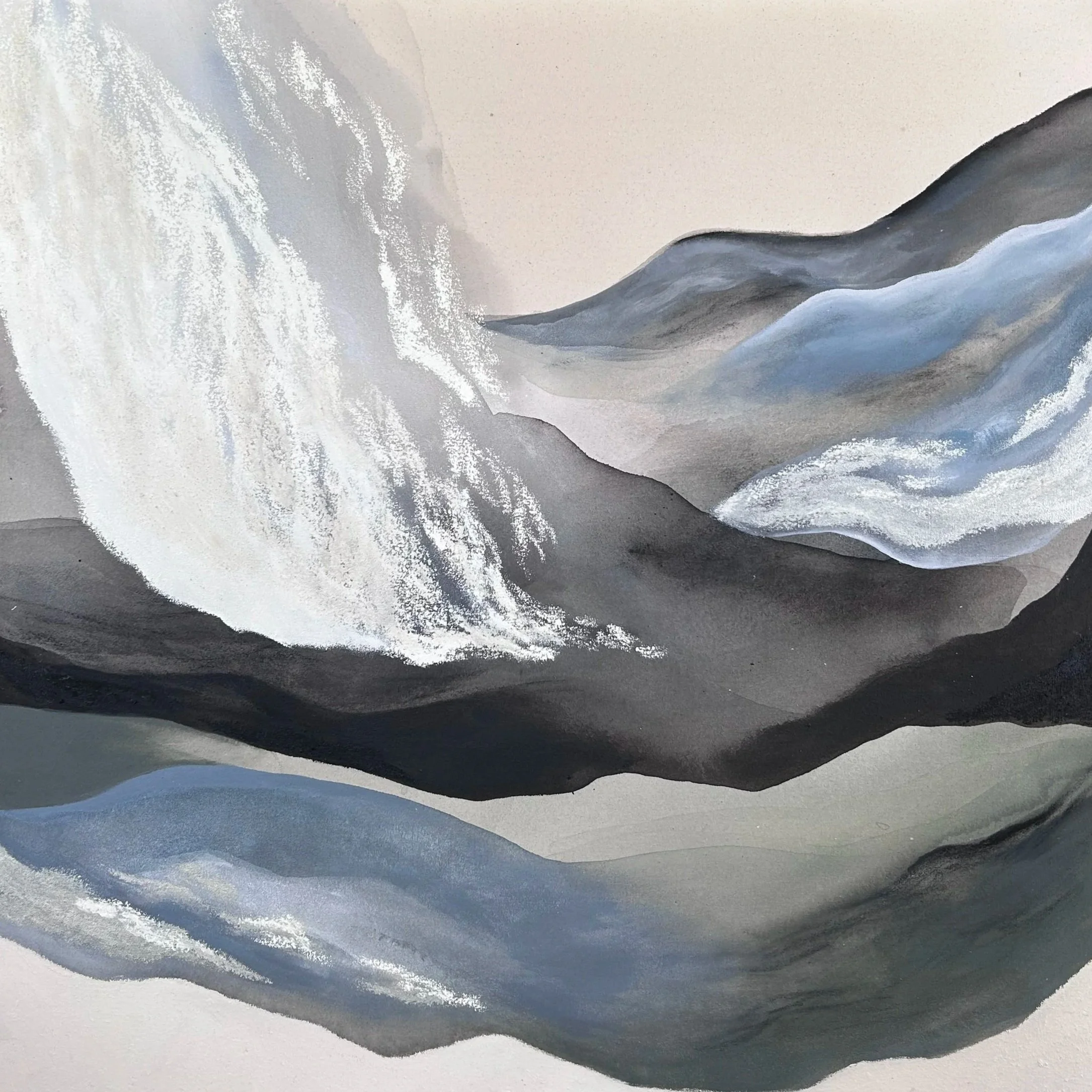 Vagues océaniques peintes en couleurs de gris, blanc, et touches de bleu, évoquant une mer agitée.